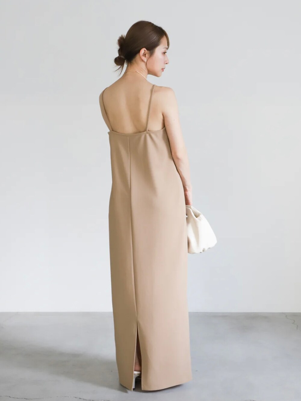 ベージュ系のワンピース/ドレス、ゴールド系のネックレス、ゴールド系のネックレスを着用したレディースの春コーディネートの2枚目の写真