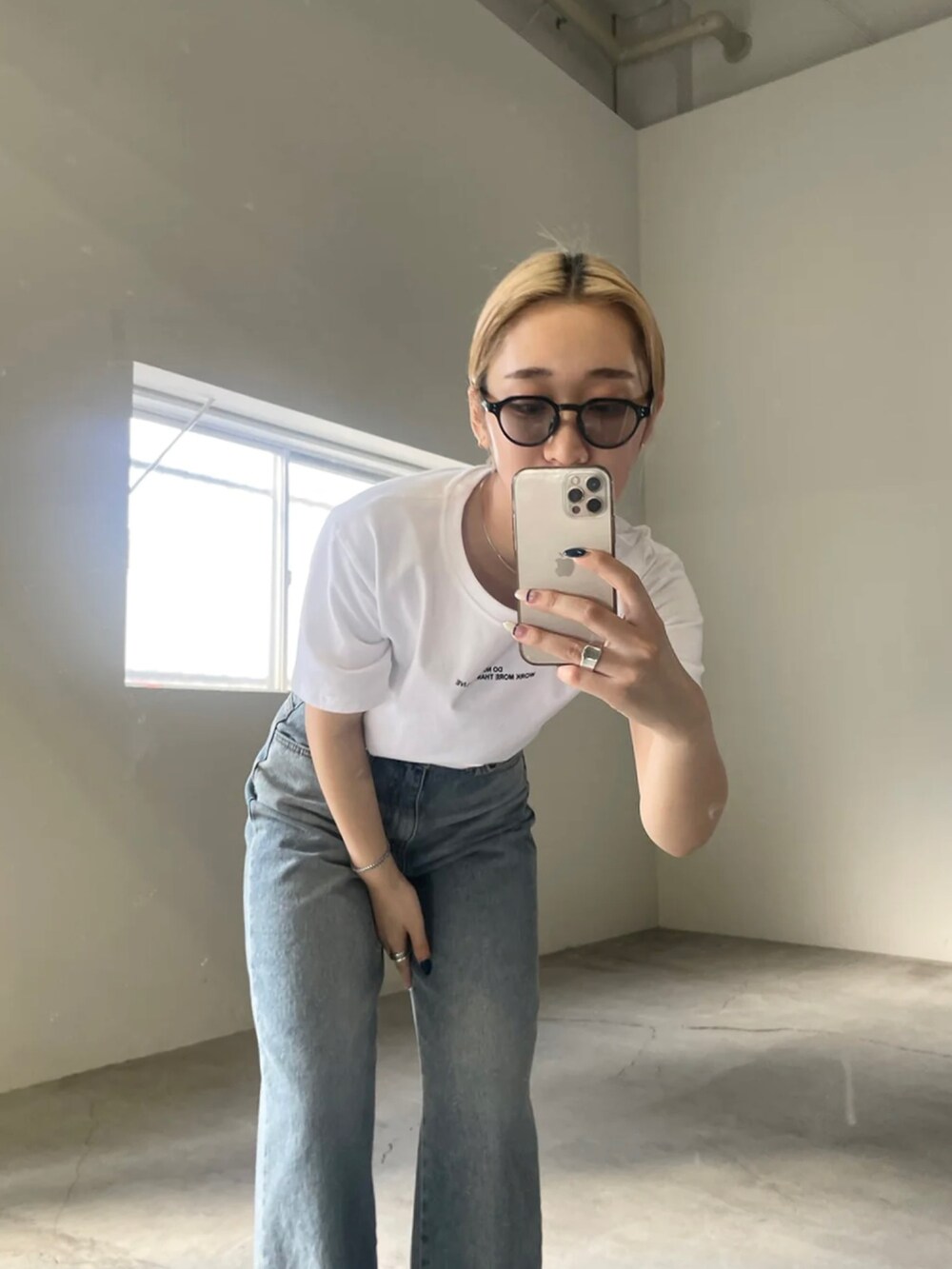 ホワイト系のTシャツ/カットソー、ブラック系のサングラスを着用したレディースの夏コーディネートの3枚目の写真