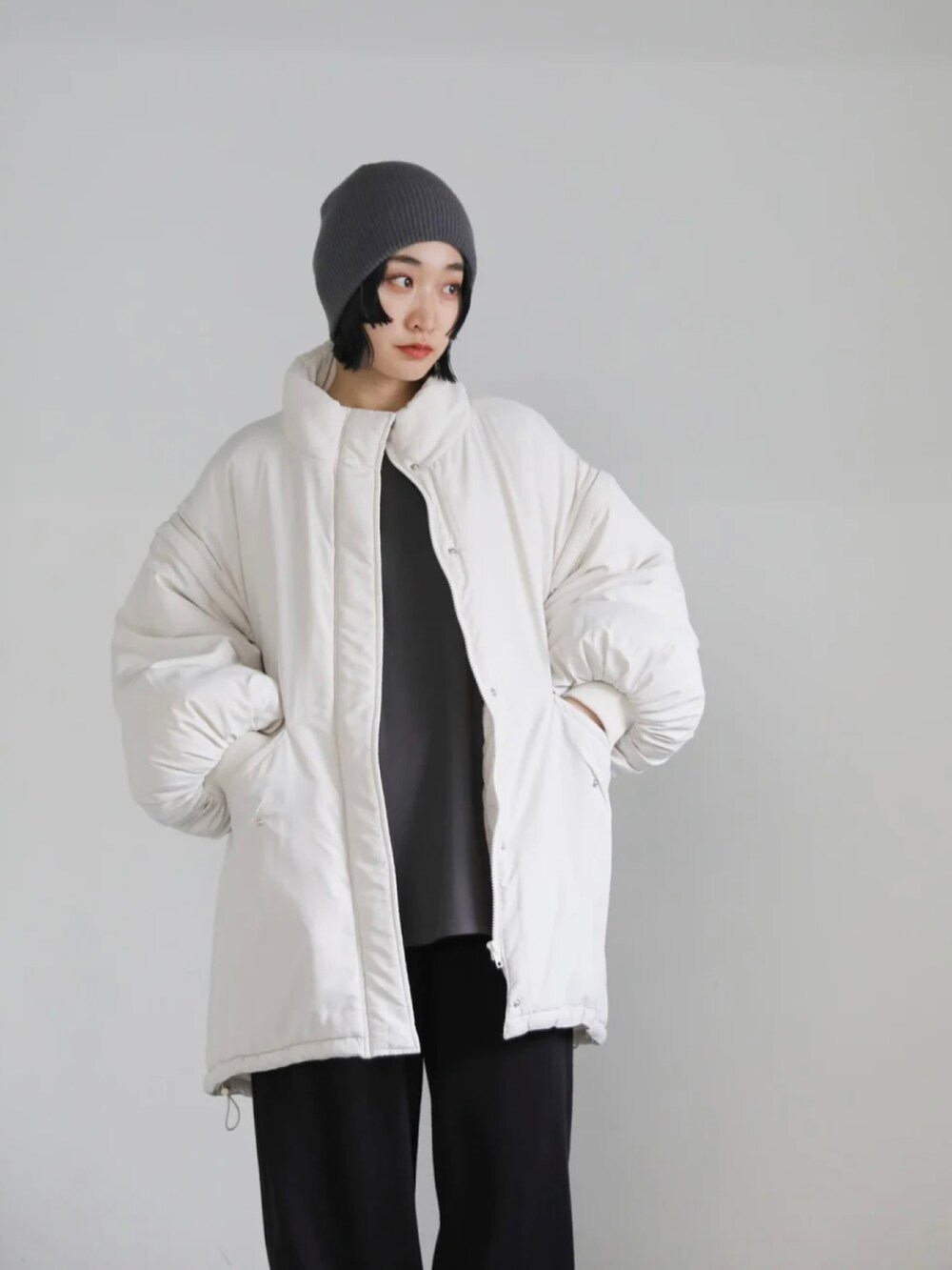 グレー系のスウェット、ホワイト系のダウンジャケット/コート、ブラック系のその他パンツを着用したレディースの冬コーディネートの4枚目の写真