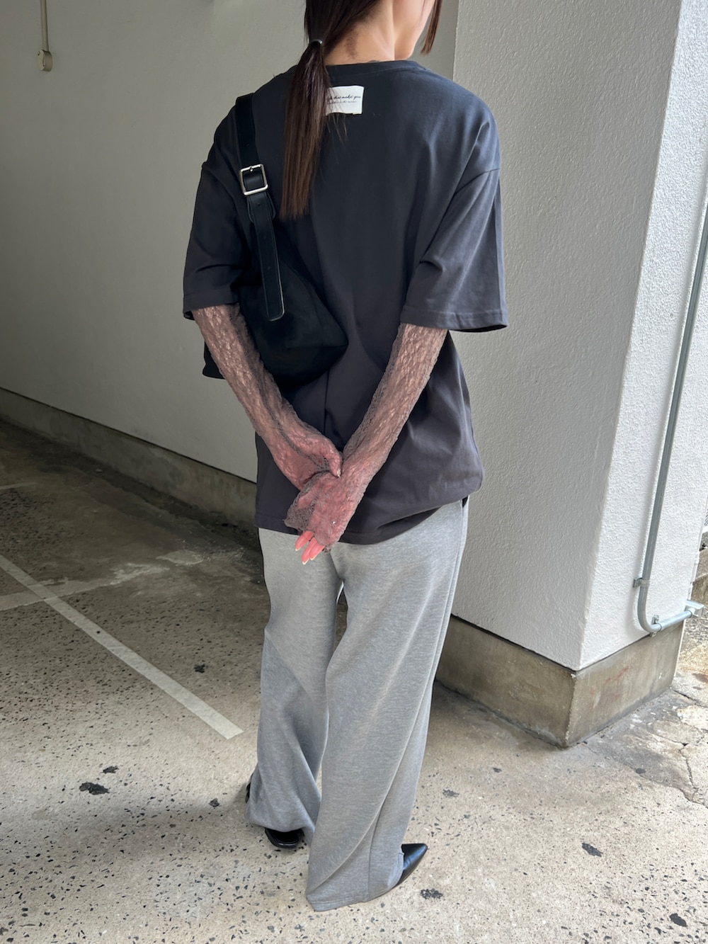 ベージュ系のシャツ/ブラウス、グレー系のTシャツ/カットソー、グレー系のその他パンツを着用したレディースの秋コーディネートの2枚目の写真