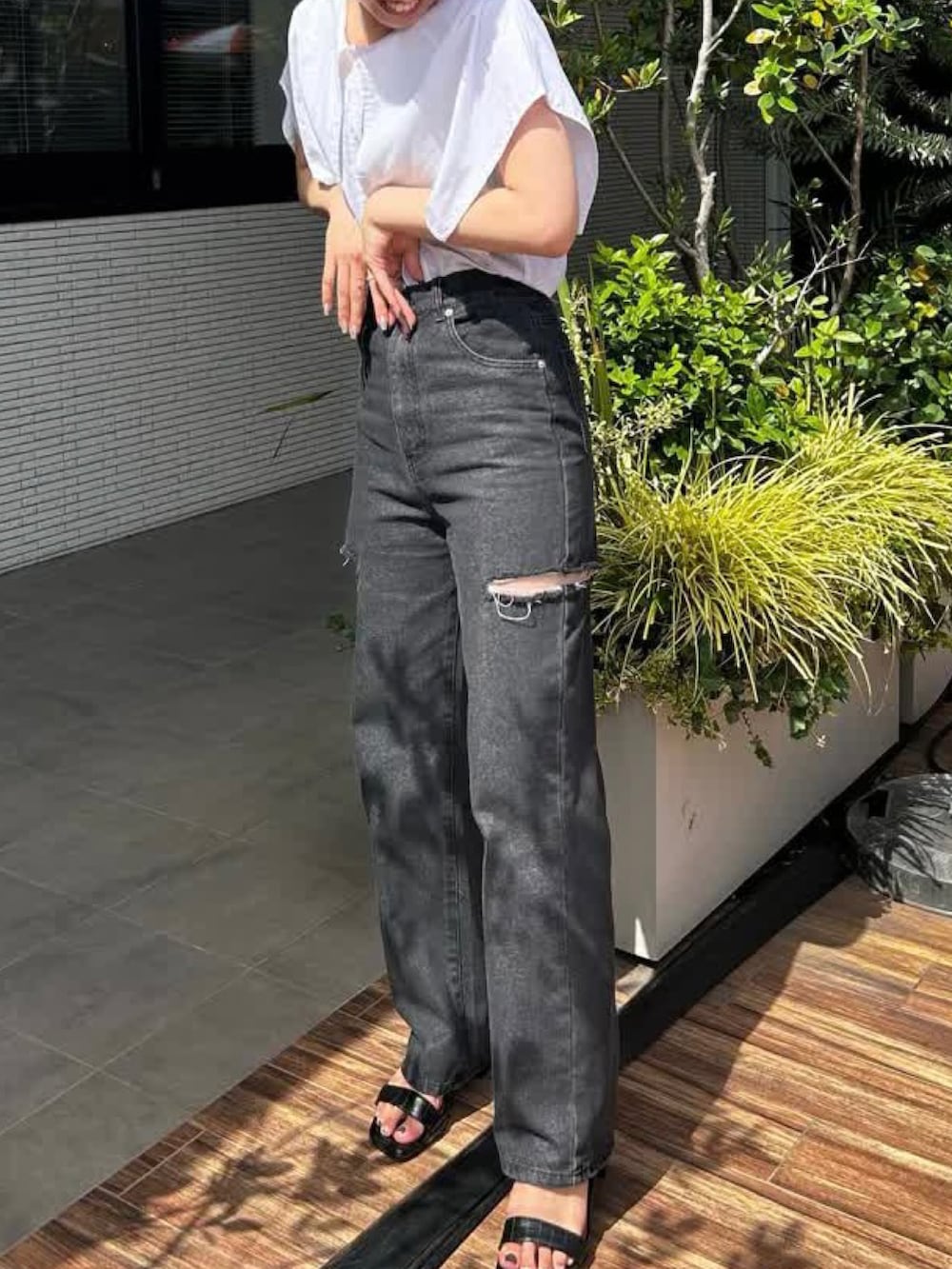 ホワイト系のシャツ/ブラウス、ブラック系のデニムパンツを着用したレディースの夏コーディネートの2枚目の写真