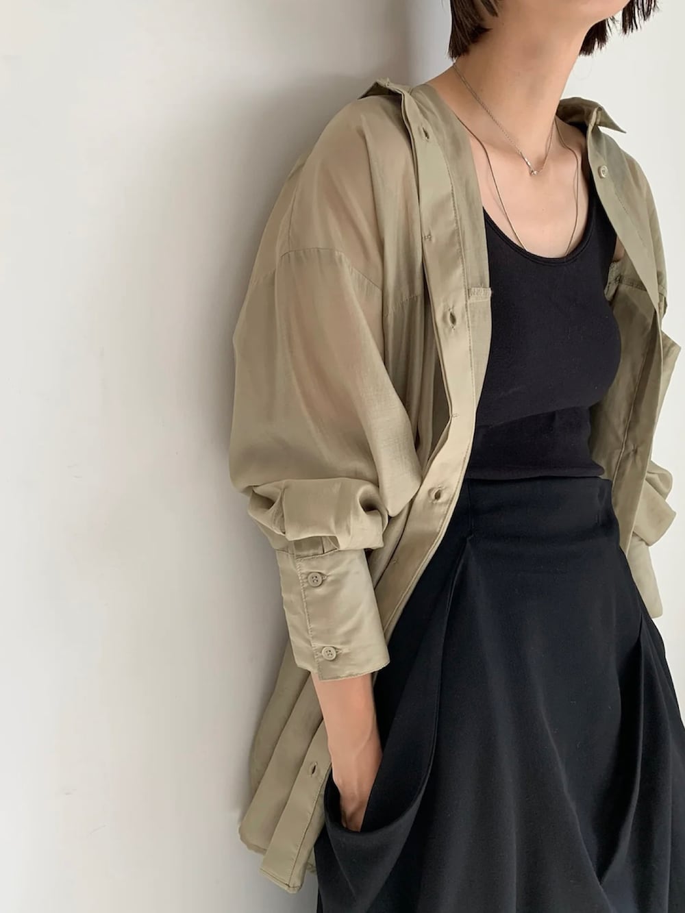 グリーン系のシャツ/ブラウスを着用したレディースの秋コーディネートの3枚目の写真