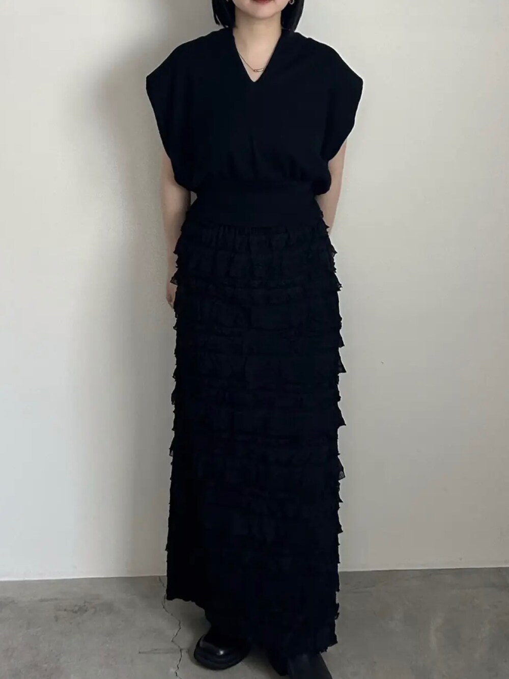 ブラック系のTシャツ/カットソー、ブラック系のスカート、ブラック系のスリッポンを着用したレディースの夏コーディネートの2枚目の写真