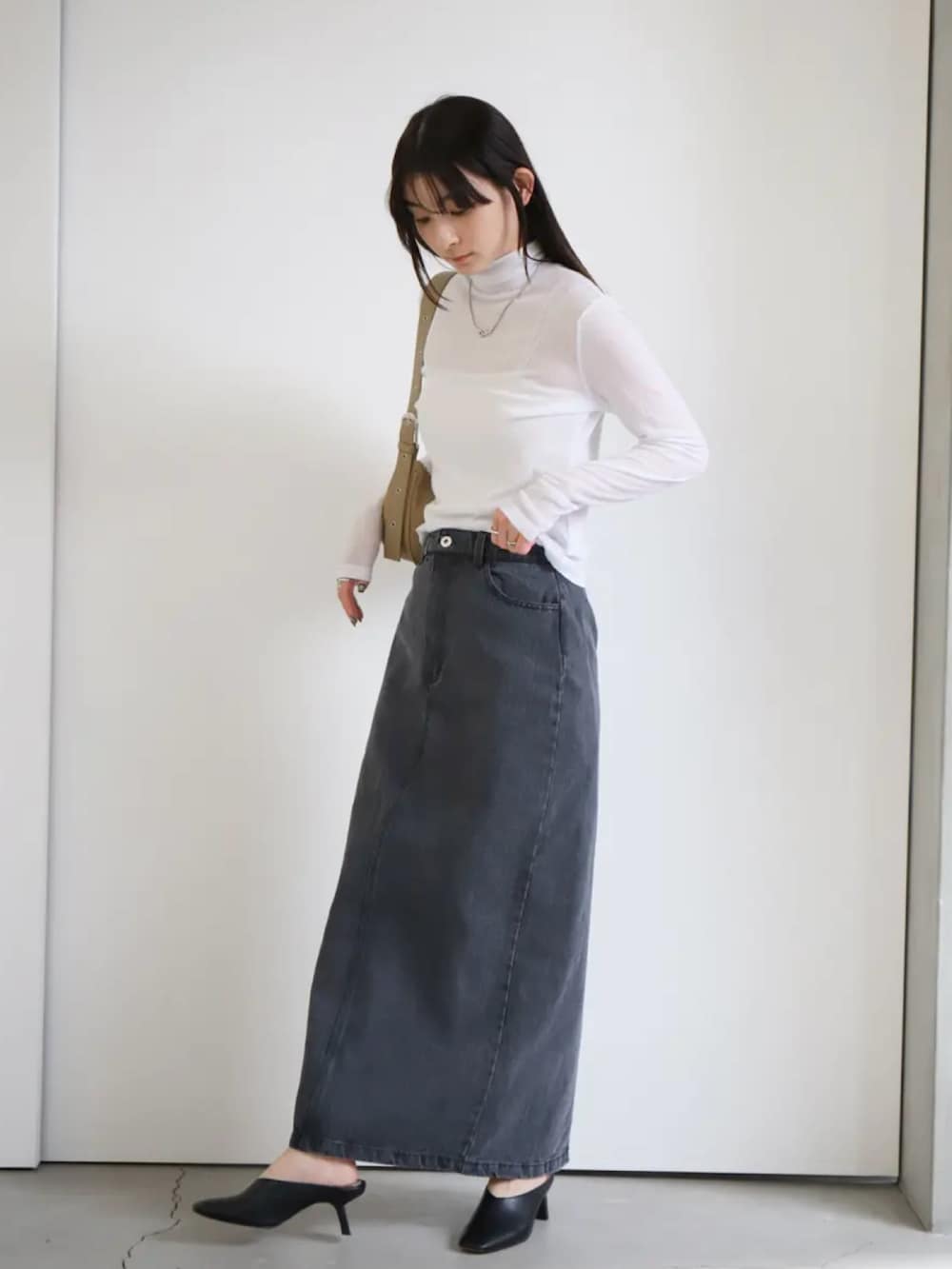 ホワイト系のTシャツ/カットソー、ホワイト系のキャミソール、ベージュ系のショルダーバッグを着用したレディースの冬コーディネートの2枚目の写真