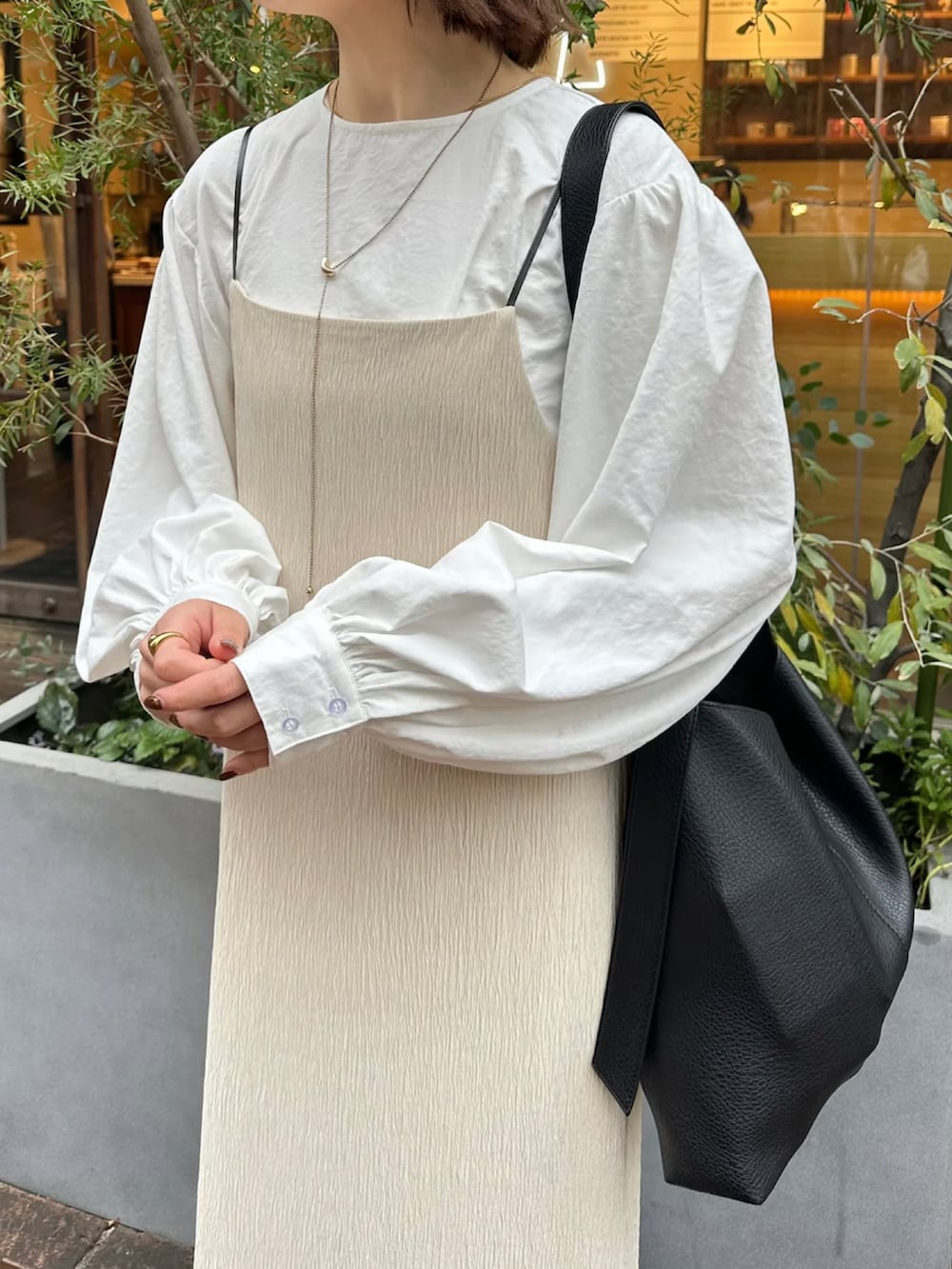 ホワイト系のワンピース、ホワイト系のシャツ/ブラウス、ベージュ系のテーラードジャケットを着用したレディースの冬コーディネートの3枚目の写真