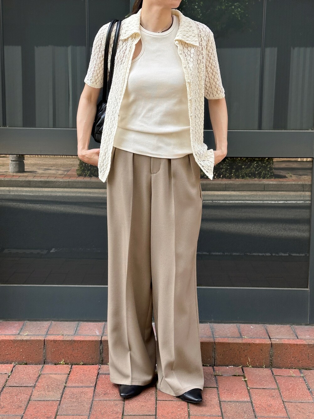 ホワイト系のタンクトップ、ホワイト系のシャツ/ブラウス、ベージュ系のスラックスを着用したレディースの春コーディネートの5枚目の写真