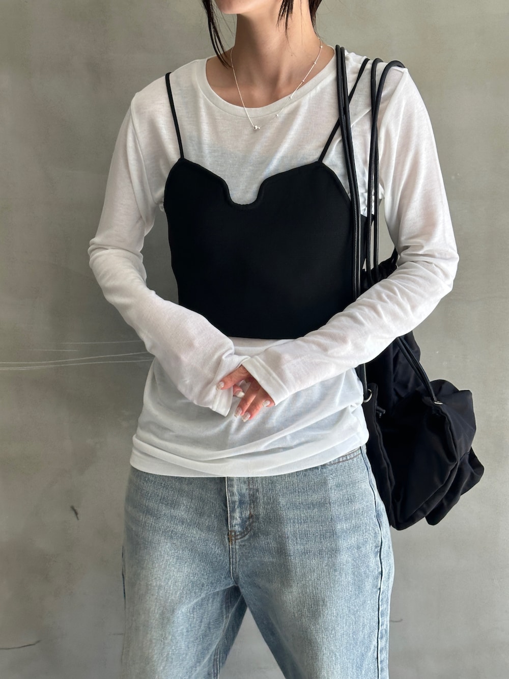「レイヤードスタイル、韓国ファッション、ラクチンコーデ、パンツコーデ、ビスチェ、ビスチェ×デニム、デニム、デニムパンツ、カジュアル、大人カジュアル、骨格ウェーブ、ブルべ夏」｜「select MOCAのキャミニットビスチェ（ベスト、ブラック系）」を使った、SELECT MOCA SNAPさん（骨格ウェーブ・レディース・158cm）の春コーディネートの3枚目の写真