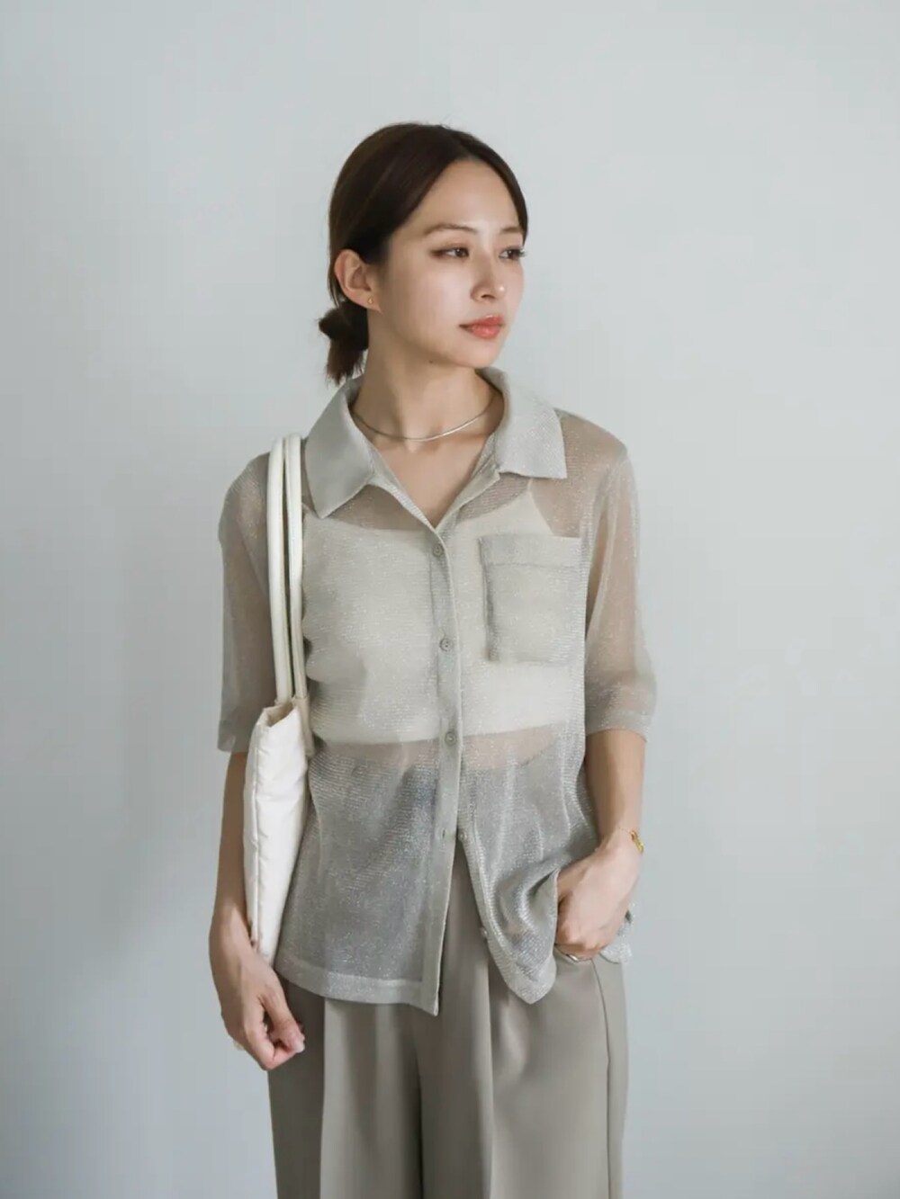 ベージュ系のシャツ/ブラウス、ホワイト系のキャミソール、ベージュ系のスラックスを着用したレディースの夏コーディネートの4枚目の写真