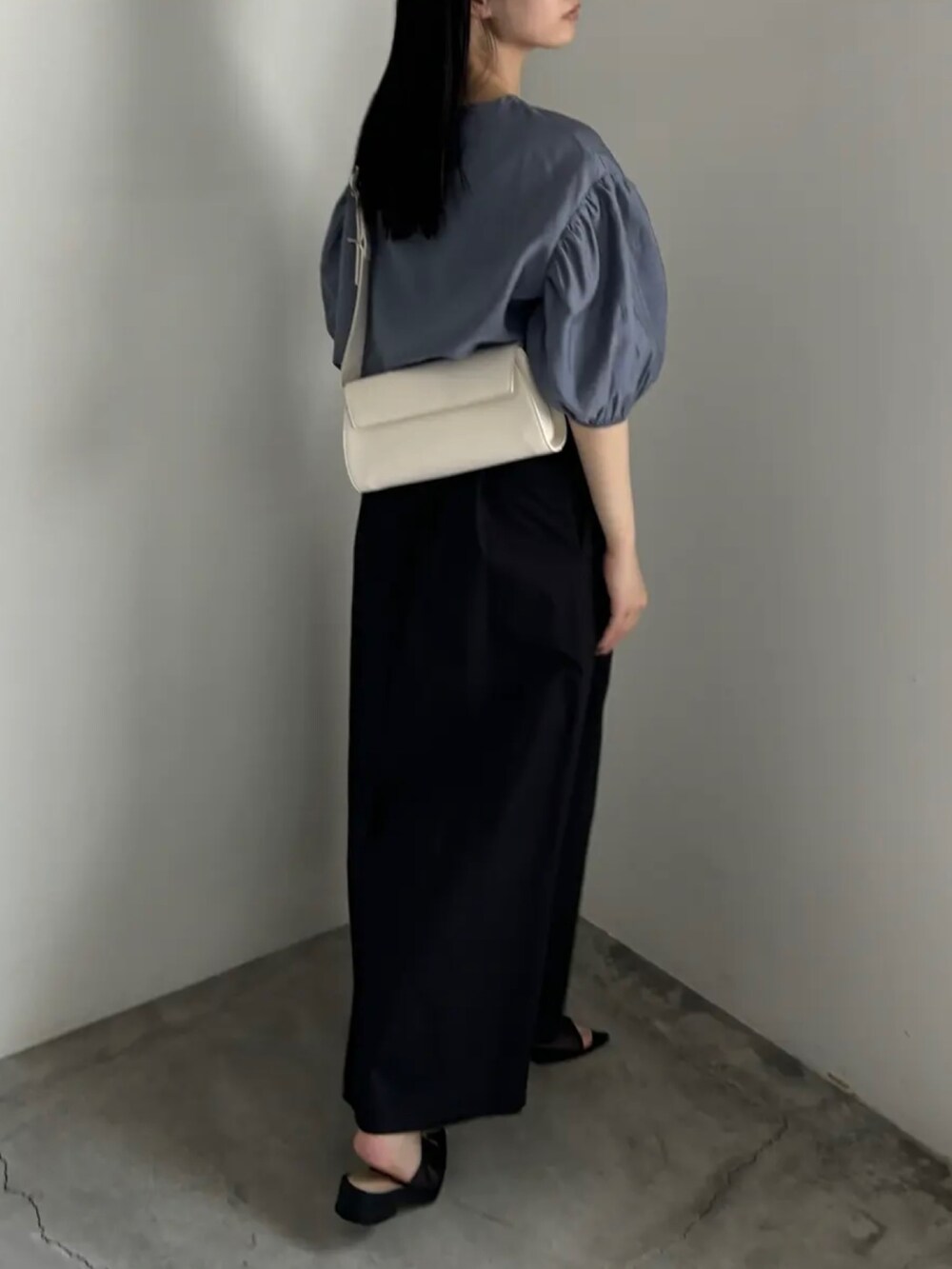 ブルー系のシャツ/ブラウス、ブラック系のスカート、ホワイト系のショルダーバッグを着用したレディースの夏コーディネートの3枚目の写真