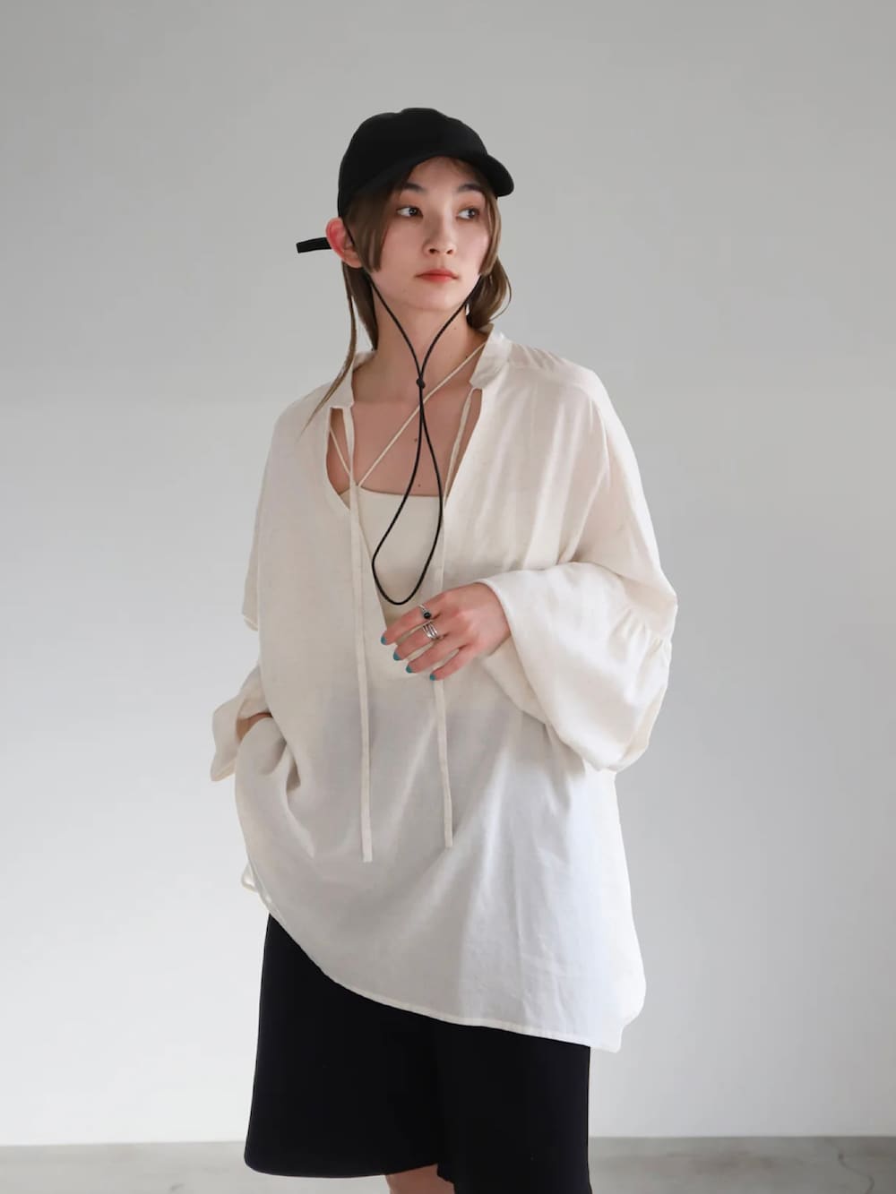 ベージュ系のシャツ/ブラウス、ブラック系のその他パンツ、ホワイト系のキャミソールを着用したレディースの春コーディネートの3枚目の写真