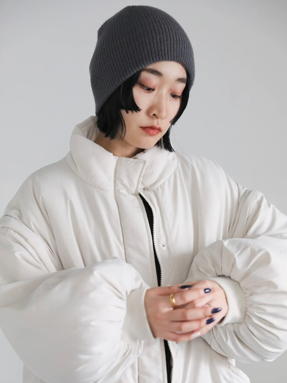 グレー系のスウェット、ホワイト系のダウンジャケット/コート、ブラック系のその他パンツを着用したレディースの冬コーディネートの5枚目の写真