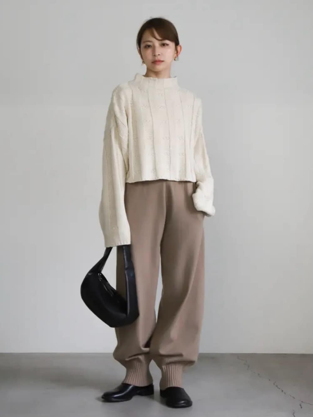 ホワイト系のニット/セーター、ベージュ系のその他パンツを着用したレディースの秋コーディネートの2枚目の写真