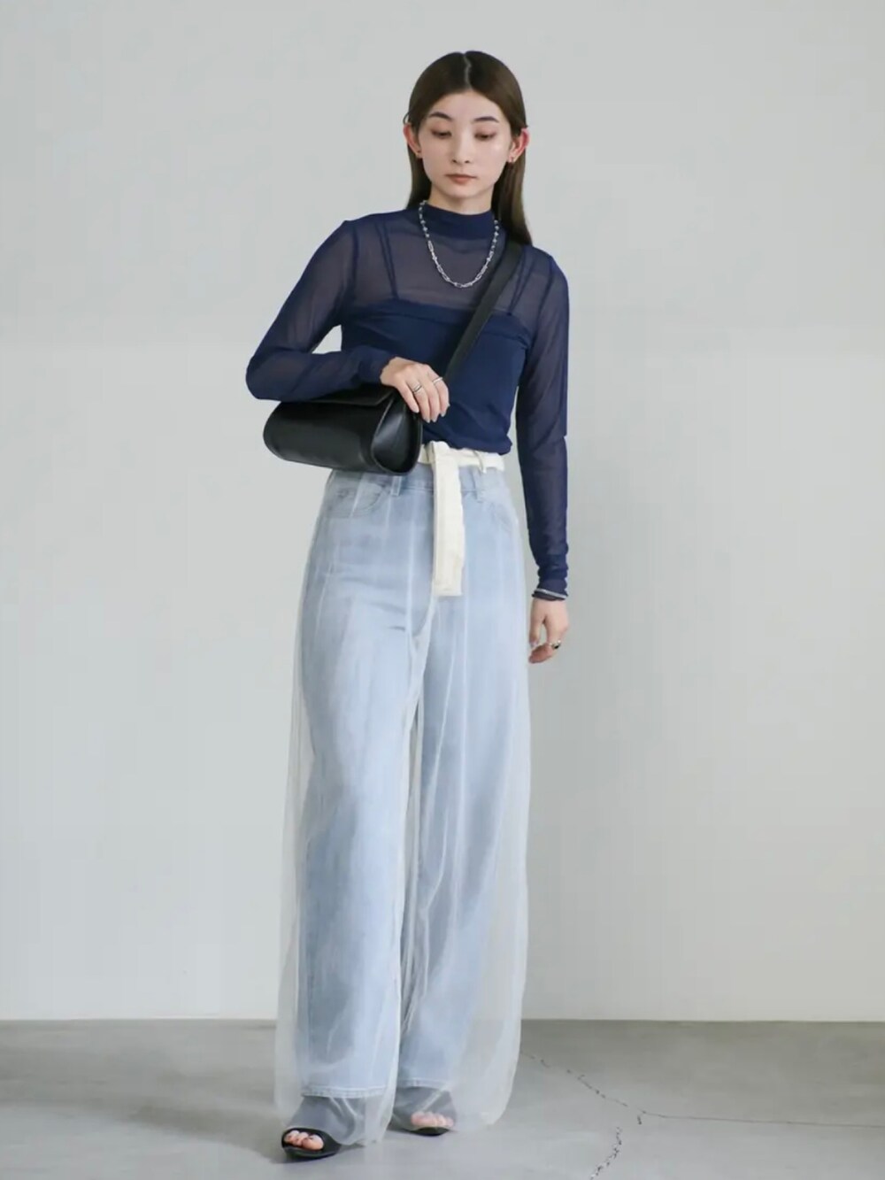 ブルー系のTシャツ/カットソー、ブルー系のデニムパンツ、ホワイト系のその他パンツを着用したレディースの夏コーディネートの5枚目の写真