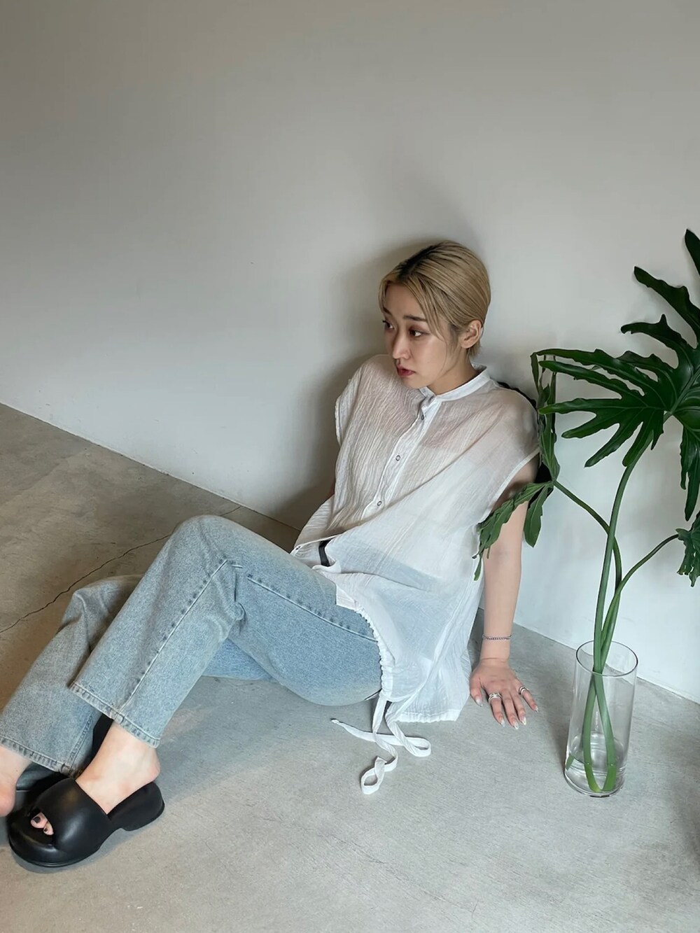 「シンプルスタイル、パンツスタイル、デニム、デニムパンツ、ブラウス×デニム、シアートップス、シアーシャツ、ノースリーブ、カジュアルコーデ、きれいめカジュアル、サンダル、サンダルコーデ、厚底サンダル、骨格ウェーブ、イエベ秋」｜「select MOCAの楊柳シアーノースリーブブラウス（シャツ/ブラウス、ホワイト系）」を使った、SELECT MOCA SNAPさん（レディース・162cm）の夏コーディネートの3枚目の写真