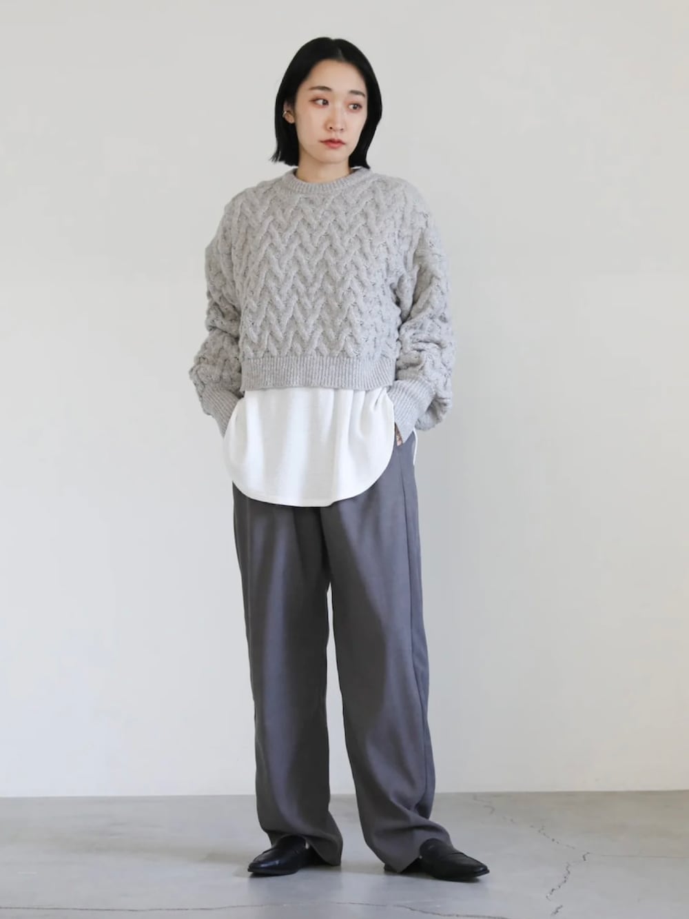 ベージュ系のニット/セーター、ブラック系のその他パンツを着用したレディースの秋コーディネートの5枚目の写真