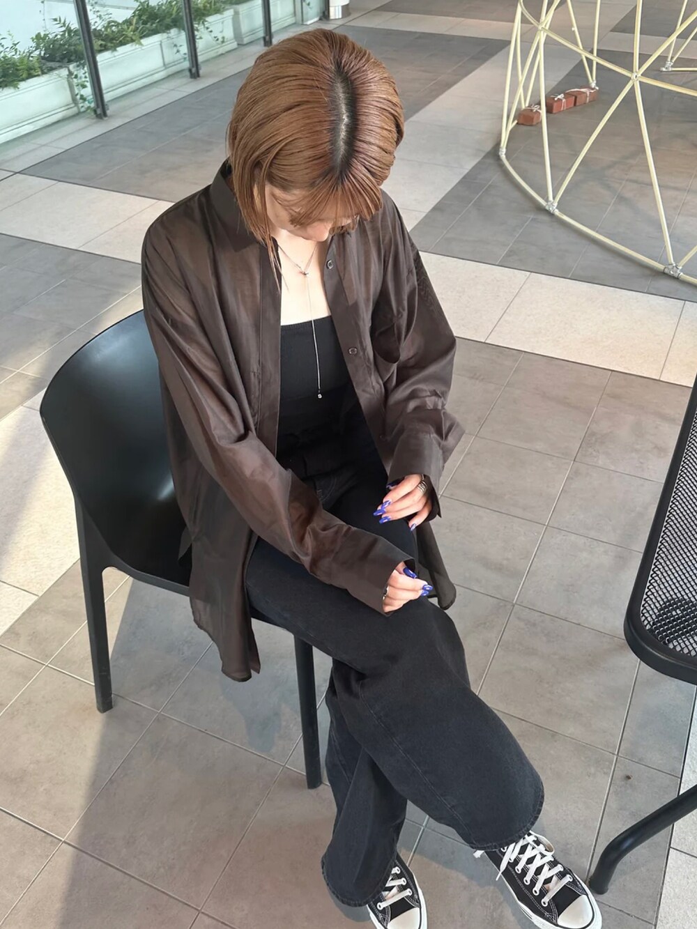 ブラウン系のシャツ/ブラウスを着用したレディースの夏コーディネートの3枚目の写真