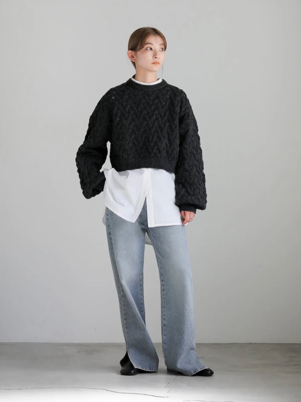 グレー系のニット/セーターを着用したレディースの冬コーディネートの4枚目の写真