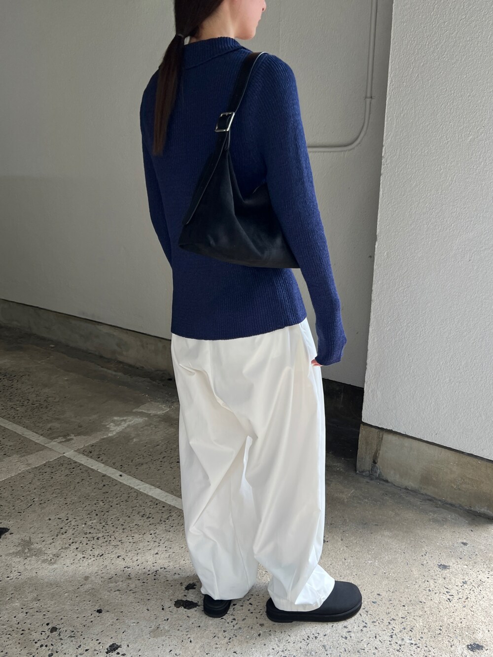 ブルー系のカーディガン/ボレロ、ホワイト系のその他パンツ、ブラック系のスリッポンを着用したレディースの秋コーディネートの3枚目の写真