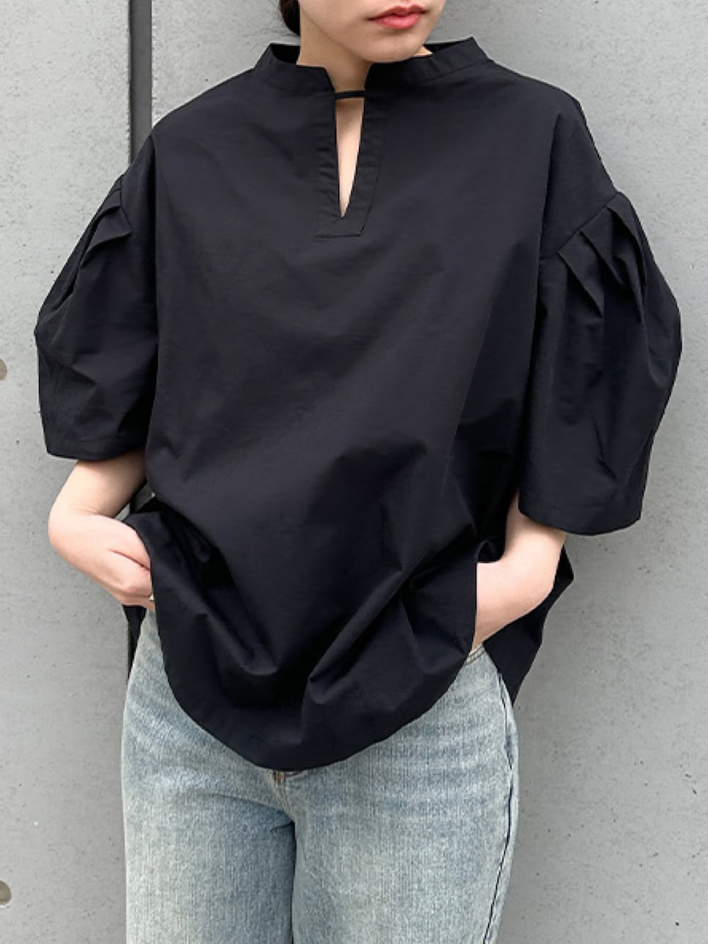 「デニム、デニムパンツ、デニムコーデ、シャツスタイル、ブラウス、ブラウス×デニム、大人カジュアル、シンプルコーデ、シンプルスタイル、パンツスタイル、イエベ秋、骨格ウェーブ」｜「select MOCA by sonのタックスリーブスモックシャツ（シャツ/ブラウス、ブラック系）」を使った、SELECT MOCA SNAPさん（骨格ウェーブ・レディース・162cm）の春コーディネートの5枚目の写真