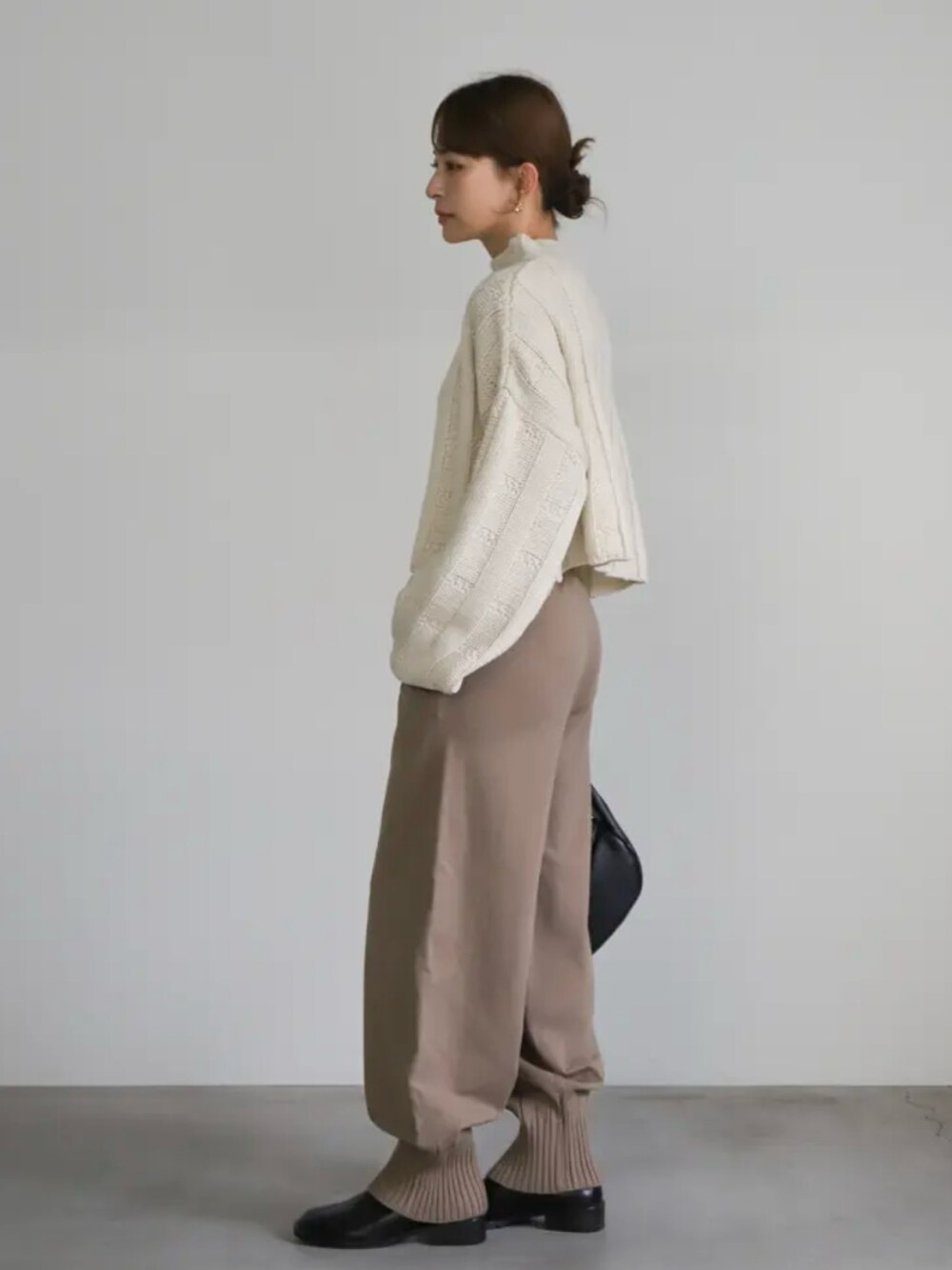 ホワイト系のニット/セーター、ベージュ系のその他パンツを着用したレディースの秋コーディネートの4枚目の写真
