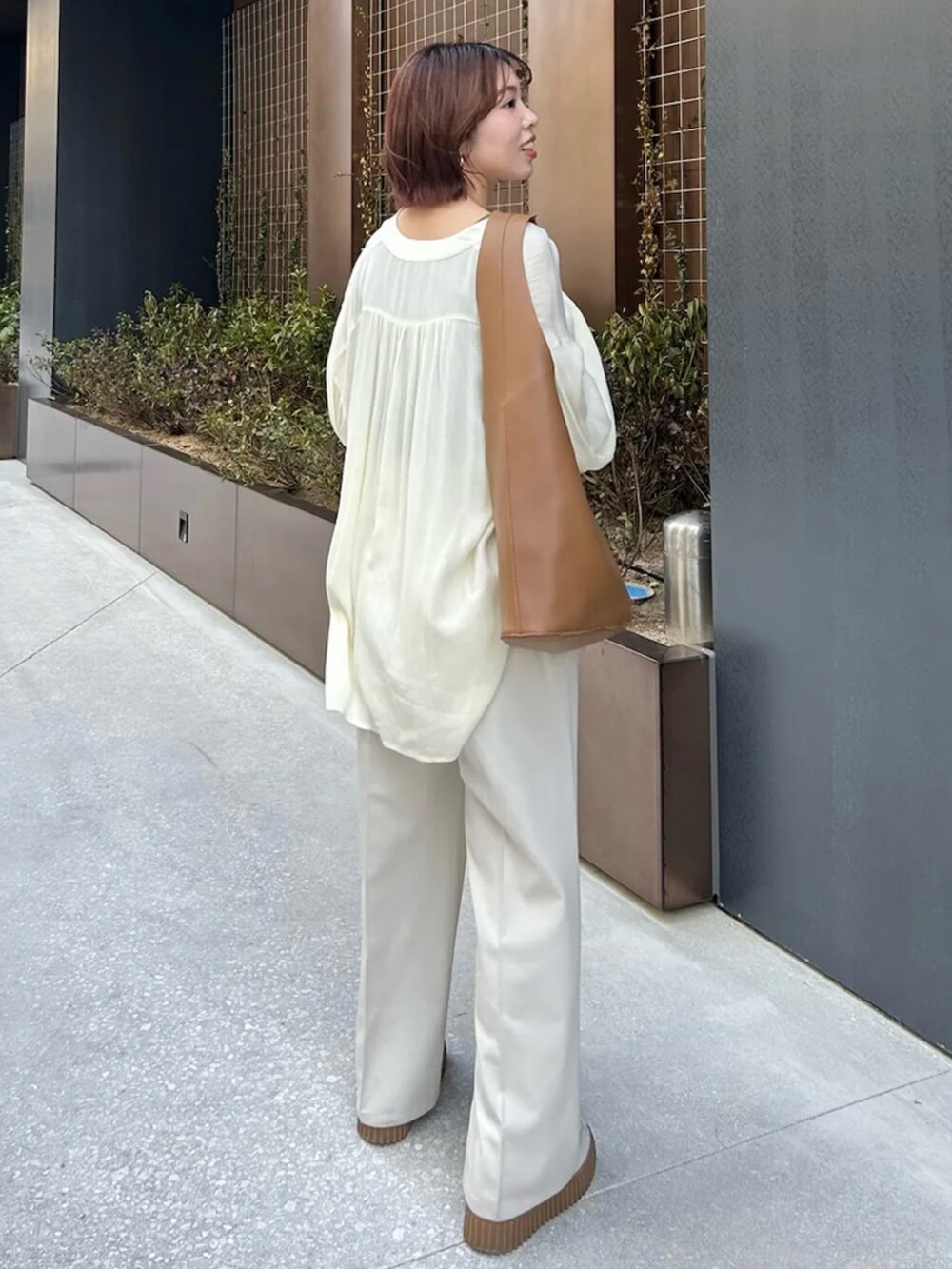 ホワイト系のシャツ/ブラウスを着用したレディースの春コーディネートの4枚目の写真