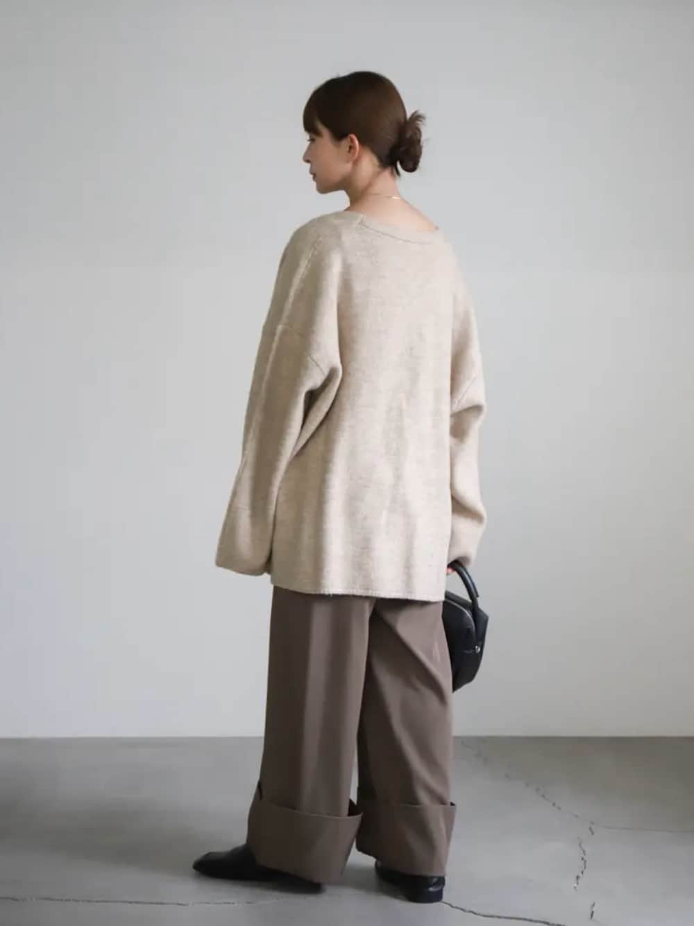 ベージュ系のカーディガン/ボレロ、ブラウン系のつなぎ/オールインワン、ホワイト系のキャミソールを着用したレディースの夏コーディネートの5枚目の写真