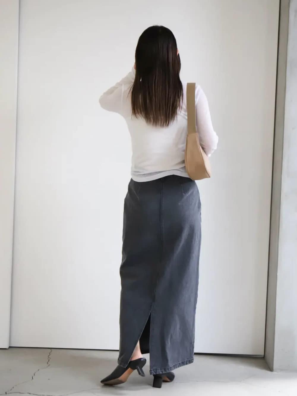 ホワイト系のTシャツ/カットソー、ホワイト系のキャミソール、ベージュ系のショルダーバッグを着用したレディースの冬コーディネートの3枚目の写真