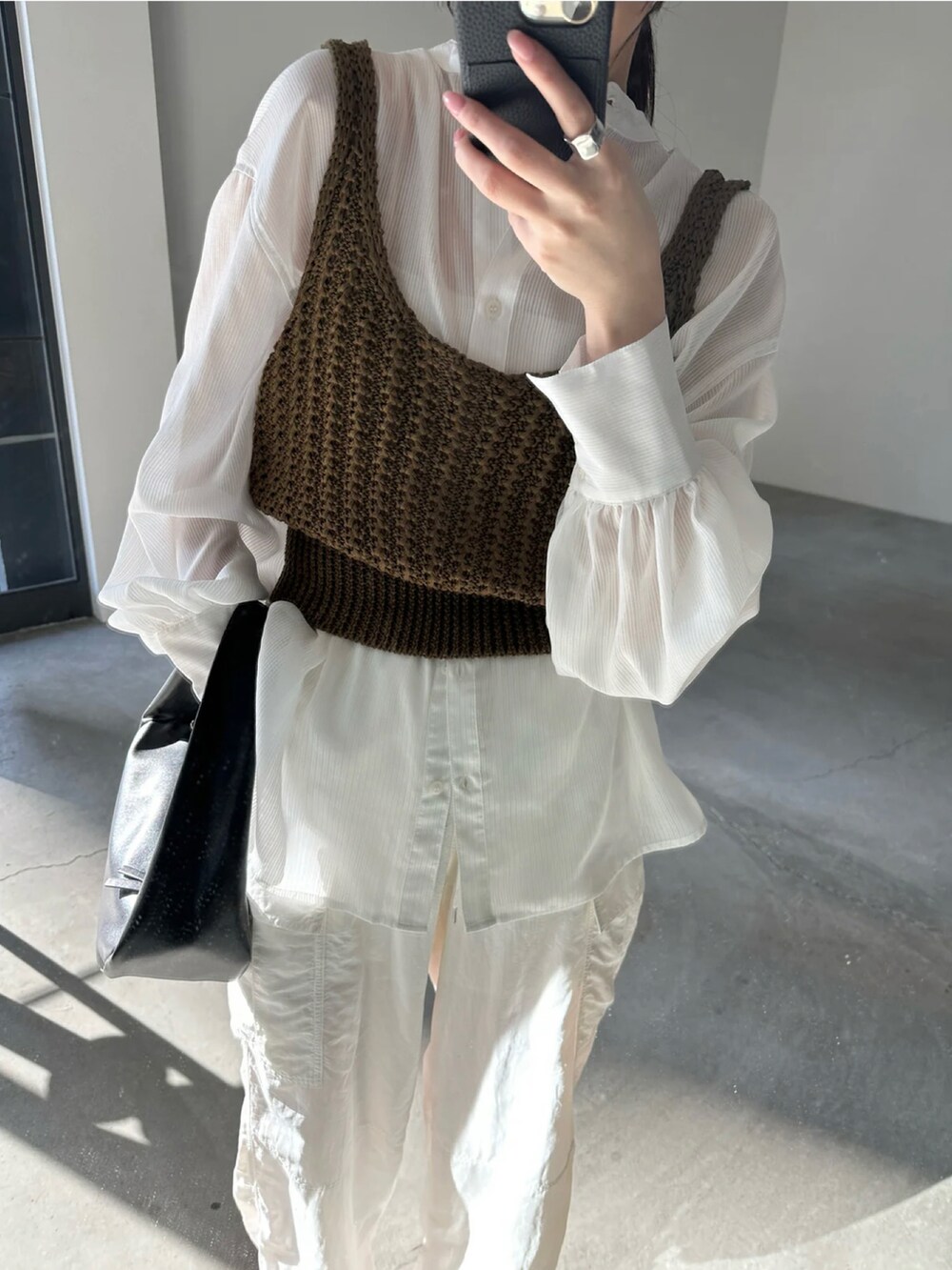 グリーン系のベスト、ホワイト系のシャツ/ブラウス、ホワイト系のカーゴパンツを着用したレディースの春コーディネートの5枚目の写真