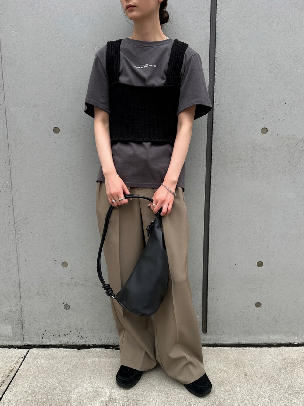 ブラック系のショルダーバッグ、グレー系のTシャツ/カットソー、ブラック系のベストを着用したレディースの夏コーディネートの2枚目の写真