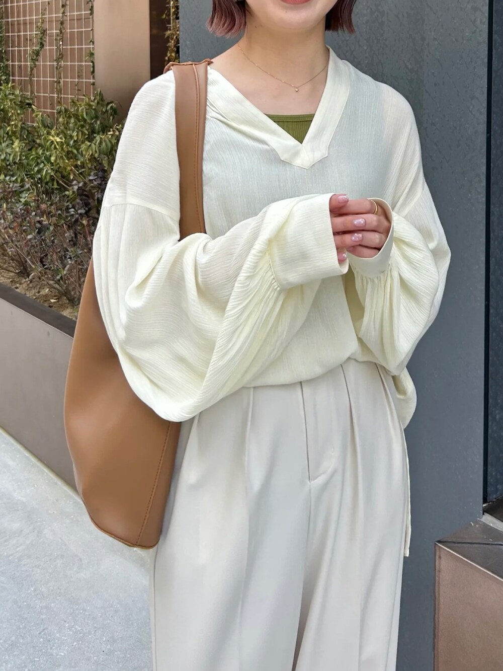 ホワイト系のシャツ/ブラウスを着用したレディースの春コーディネートの3枚目の写真