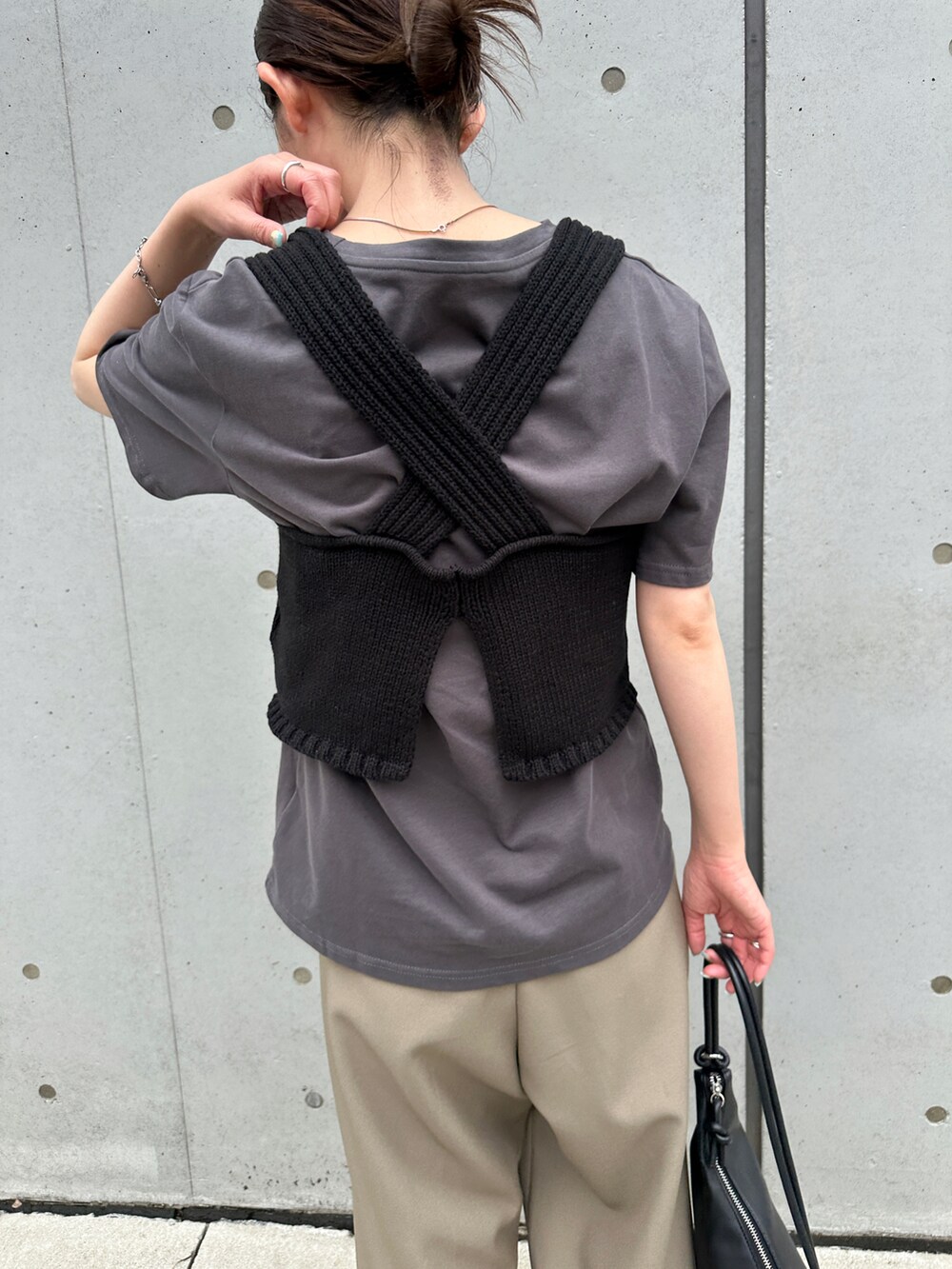 ブラック系のショルダーバッグ、グレー系のTシャツ/カットソー、ブラック系のベストを着用したレディースの夏コーディネートの5枚目の写真