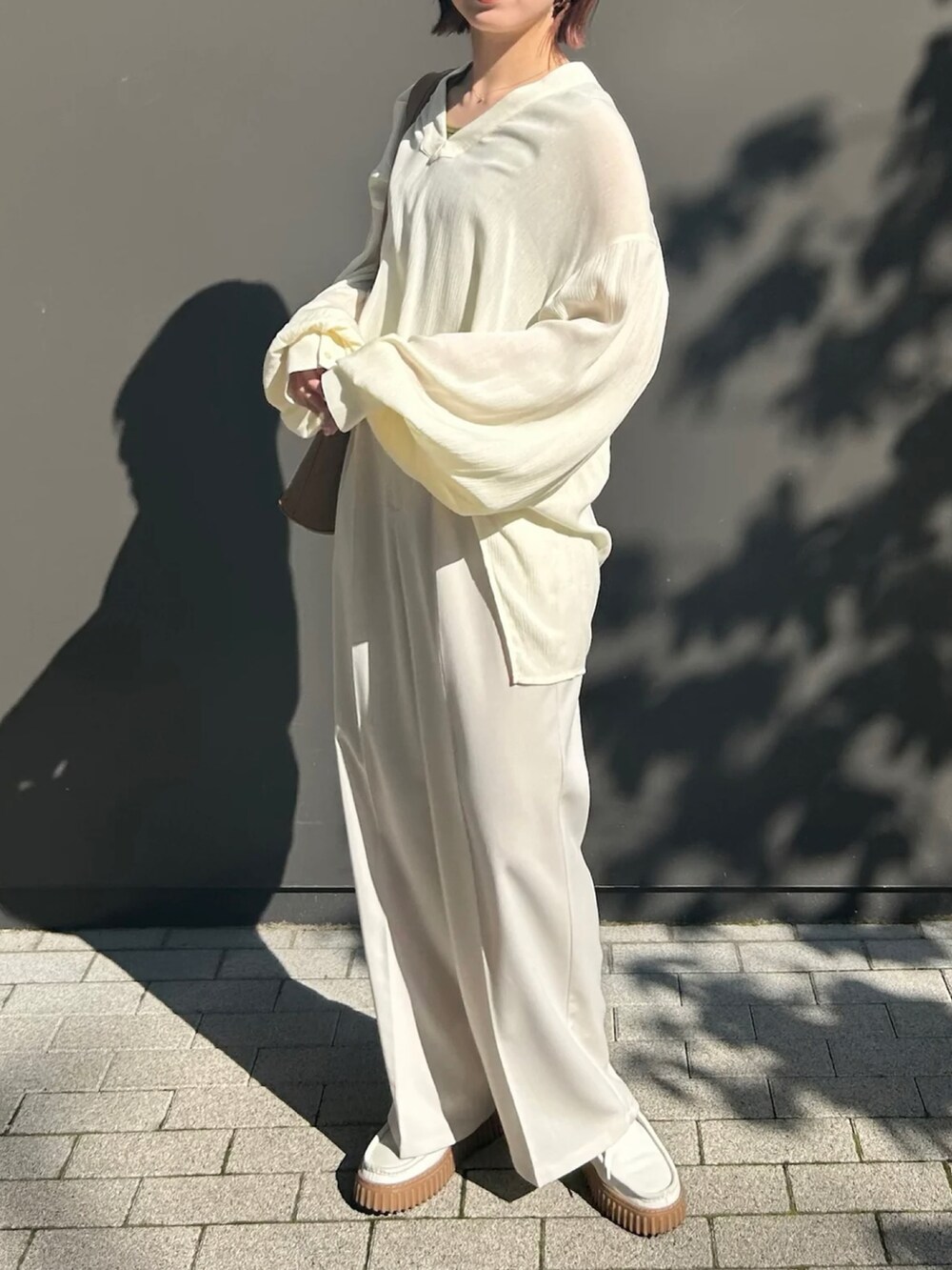 ホワイト系のシャツ/ブラウスを着用したレディースの春コーディネートの2枚目の写真