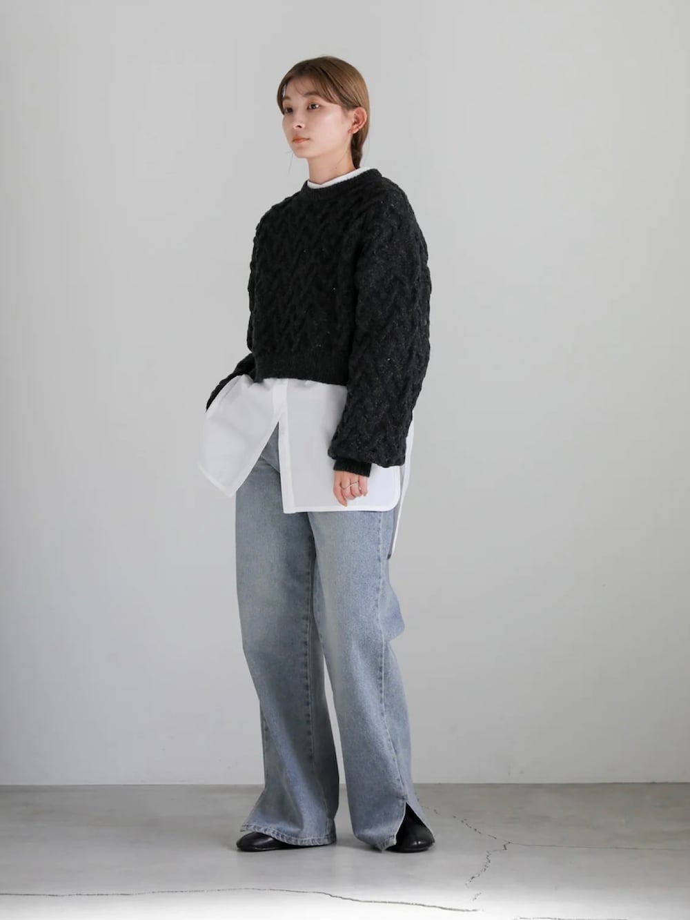 グレー系のニット/セーターを着用したレディースの冬コーディネートの3枚目の写真