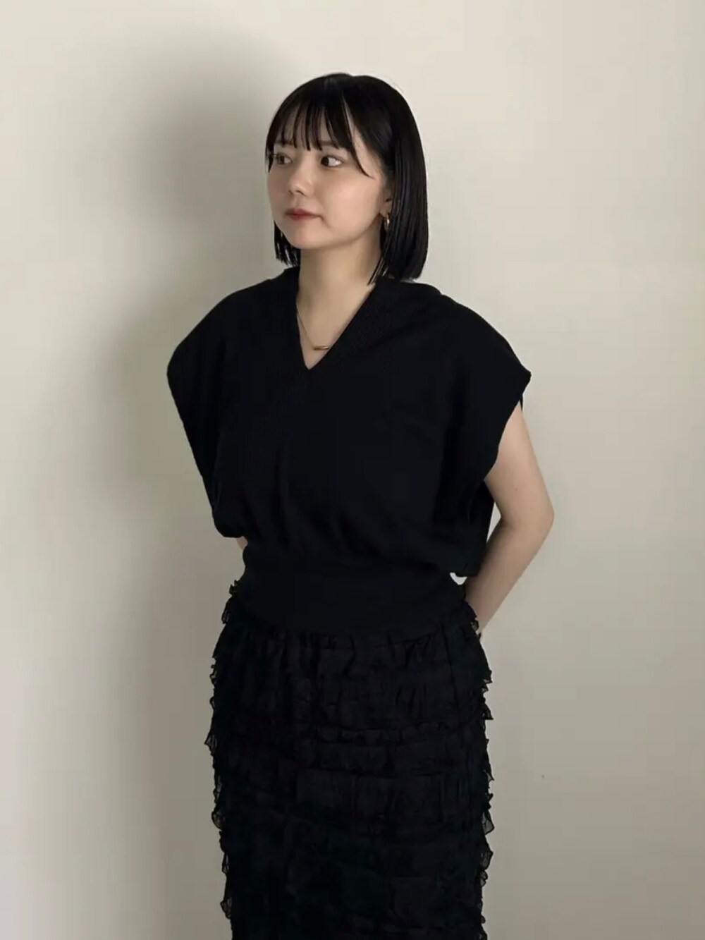 ブラック系のTシャツ/カットソー、ブラック系のスカート、ブラック系のスリッポンを着用したレディースの夏コーディネートの5枚目の写真