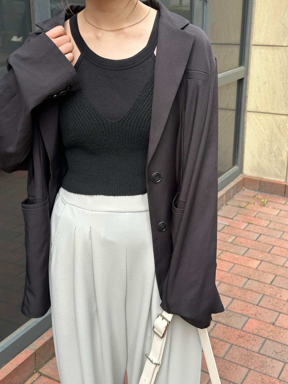 「レイヤードスタイル、大人カジュアルコーデ、大人かわいい、リラックススタイル、着回しコーデ、パンツスタイル、ビスチェ、骨格ウェーブ、イエベ春」｜「select MOCAのリブニットキャミビスチェ（キャミソール、ブラック系）」を使った、SELECT MOCA SNAPさん（骨格ウェーブ・レディース・160cm）の春コーディネートの4枚目の写真