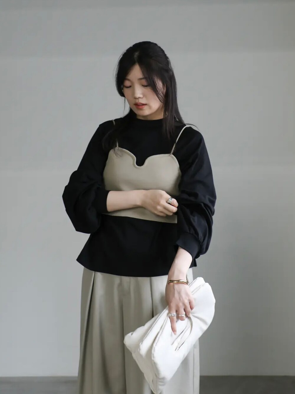 ベージュ系のベスト、ブラック系のTシャツ/カットソー、ベージュ系のスラックスを着用したレディースの夏コーディネートの5枚目の写真