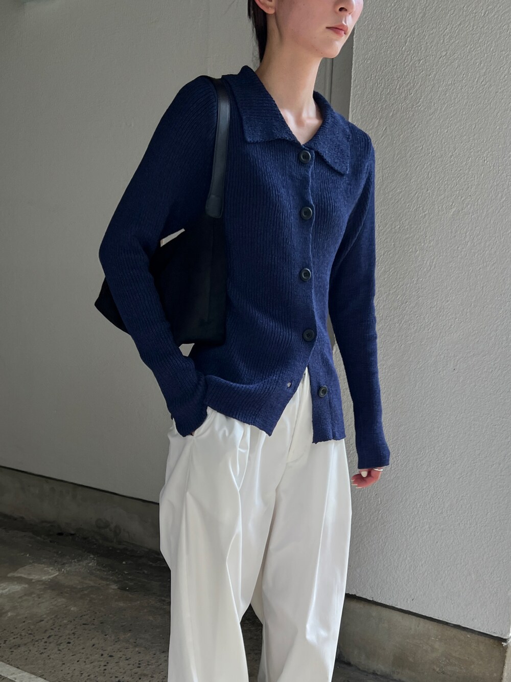 ブルー系のカーディガン/ボレロ、ホワイト系のその他パンツ、ブラック系のスリッポンを着用したレディースの秋コーディネートの2枚目の写真