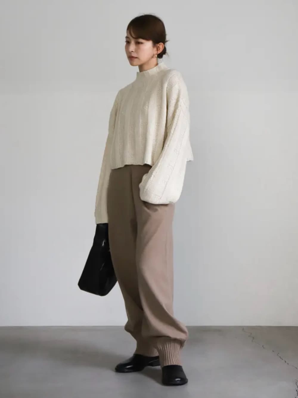 ホワイト系のニット/セーター、ベージュ系のその他パンツを着用したレディースの秋コーディネートの3枚目の写真