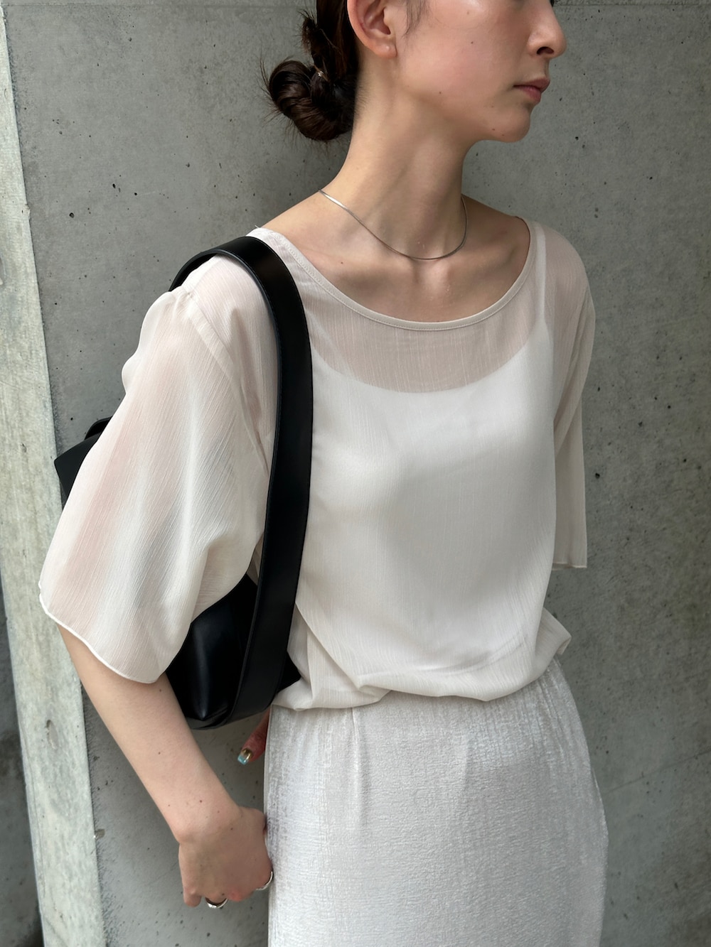 ホワイト系のシャツ/ブラウス、ホワイト系のスカート、ブラック系のショルダーバッグを着用したレディースの夏コーディネートの4枚目の写真