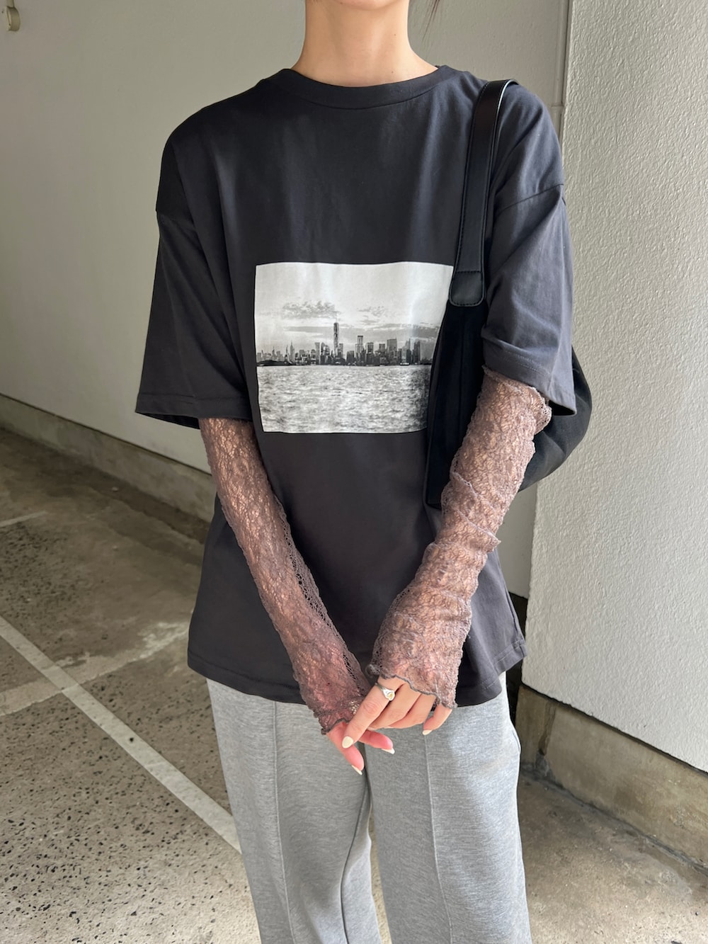 ベージュ系のシャツ/ブラウス、グレー系のTシャツ/カットソー、グレー系のその他パンツを着用したレディースの秋コーディネートの4枚目の写真