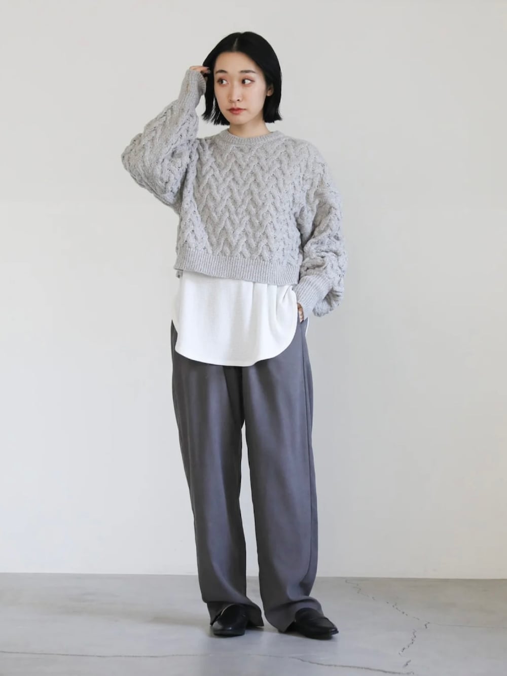 ベージュ系のニット/セーター、ブラック系のその他パンツを着用したレディースの秋コーディネートの4枚目の写真