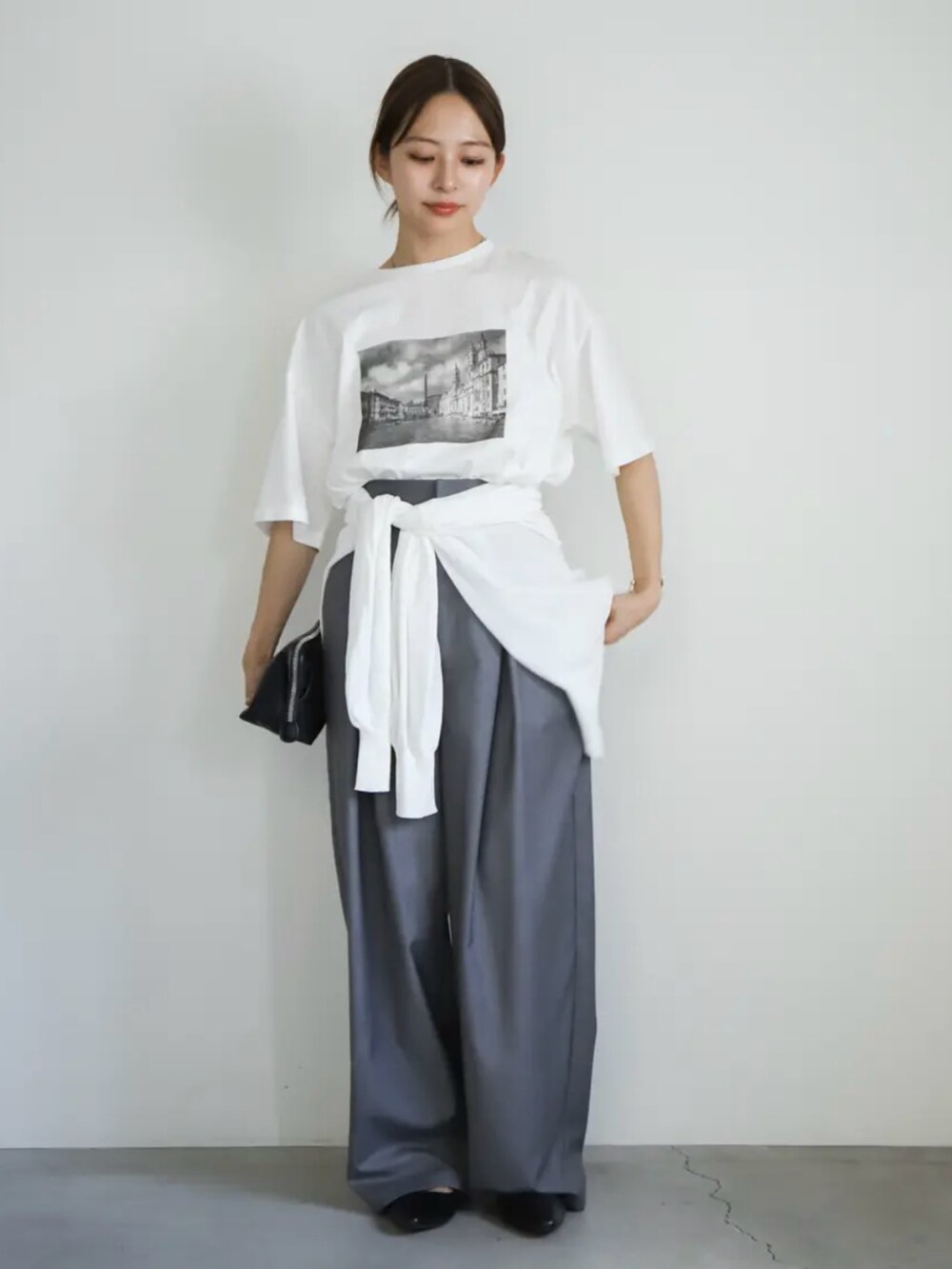 ホワイト系のTシャツ/カットソー、ホワイト系のカーディガン/ボレロ、グレー系のスラックスを着用したレディースの夏コーディネートの2枚目の写真