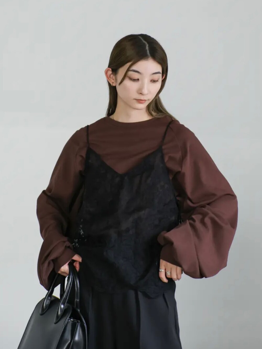 ブラウン系のTシャツ/カットソー、ブラック系のセットアップ、ブラック系のスラックスを着用したレディースの夏コーディネートの4枚目の写真