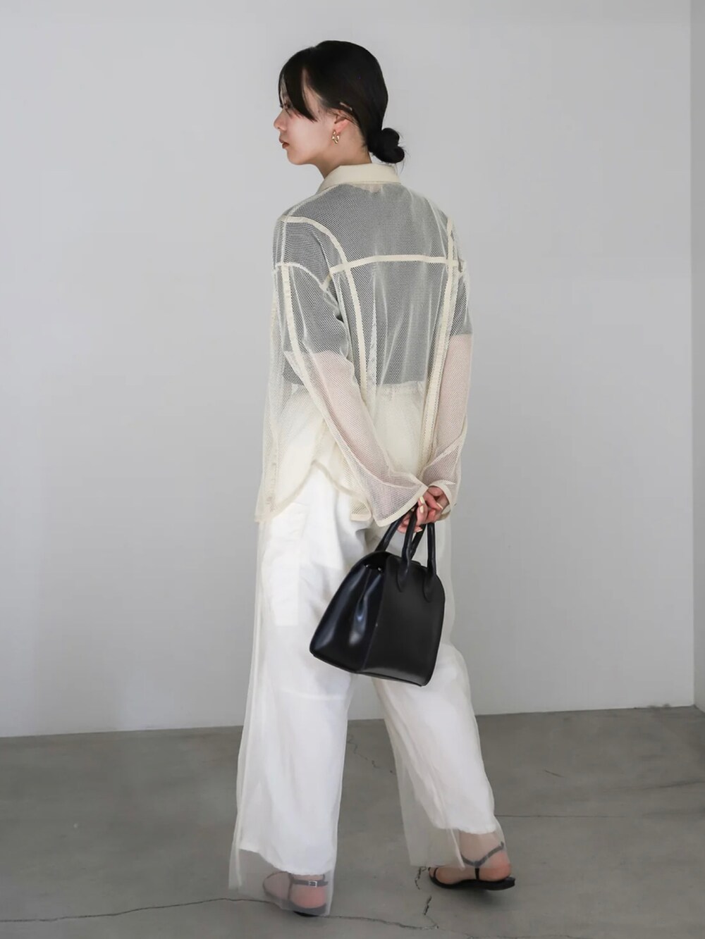 ホワイト系のシャツ/ブラウス、ホワイト系のカーゴパンツ、ブラック系のボストンバッグを着用したレディースの春コーディネートの3枚目の写真