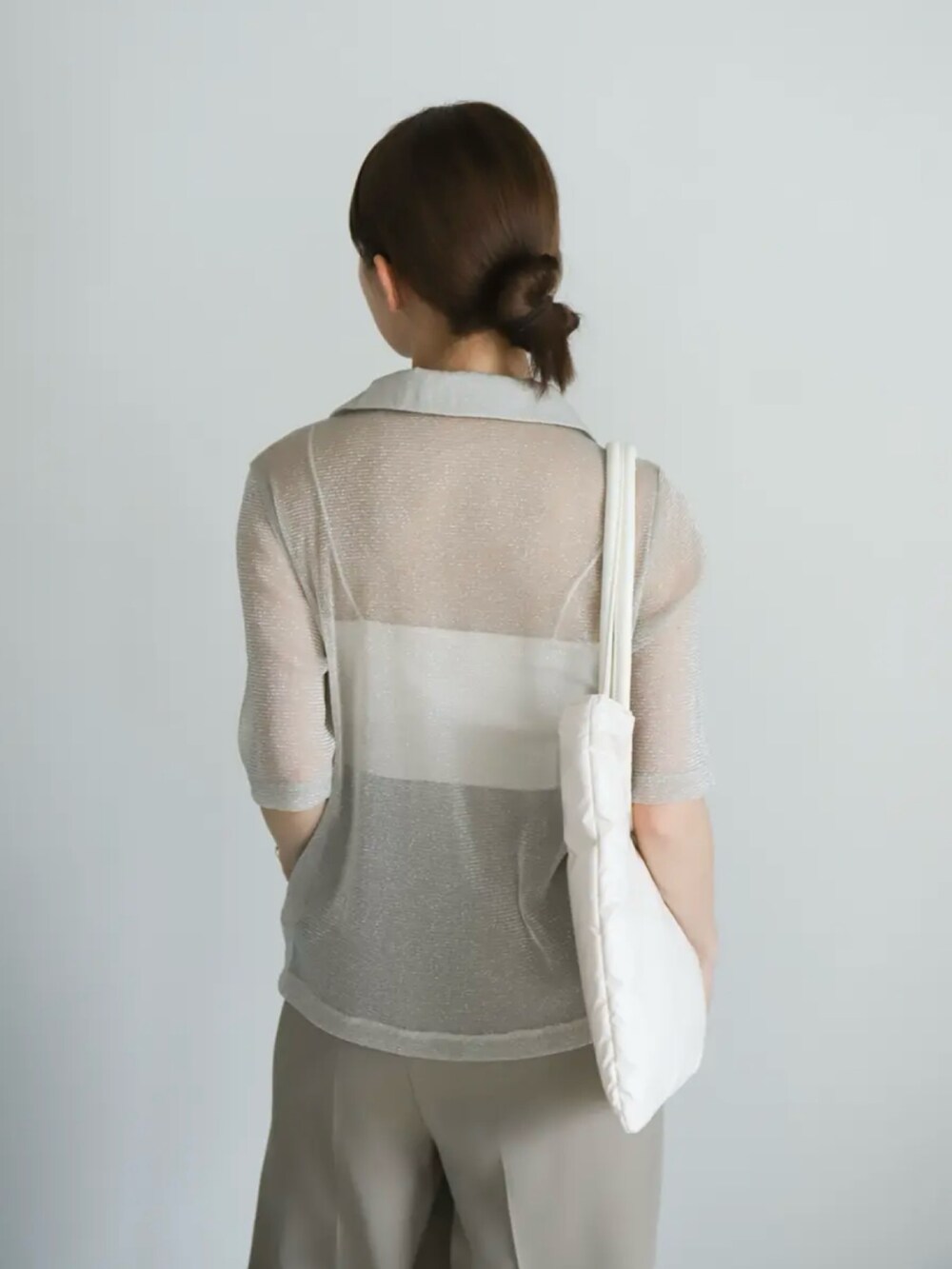 ベージュ系のシャツ/ブラウス、ホワイト系のキャミソール、ベージュ系のスラックスを着用したレディースの夏コーディネートの5枚目の写真