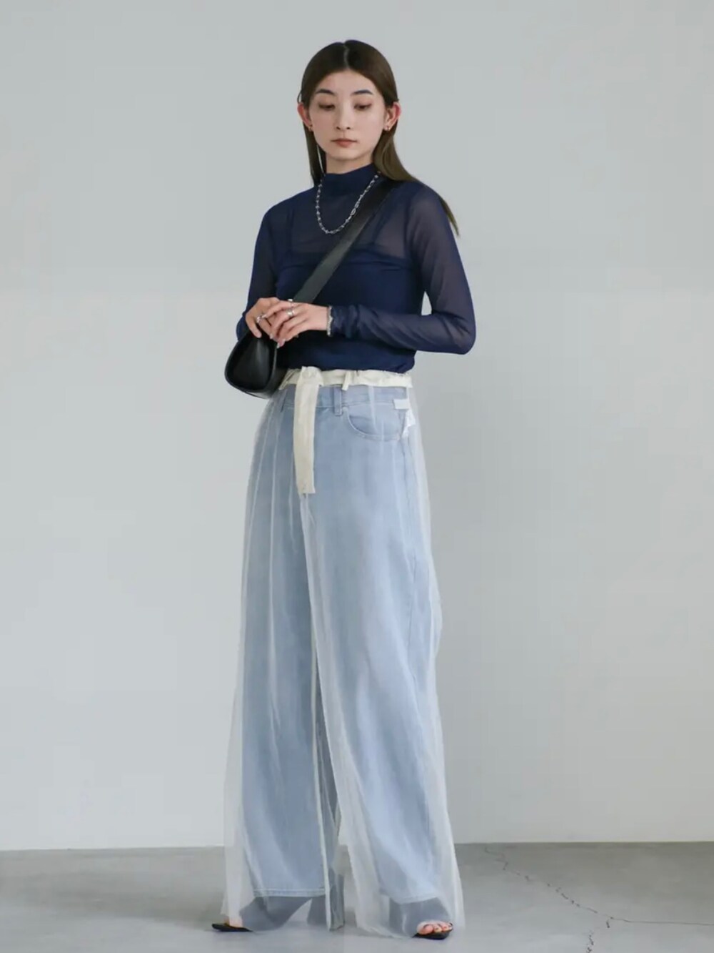 ブルー系のTシャツ/カットソー、ブルー系のデニムパンツ、ホワイト系のその他パンツを着用したレディースの夏コーディネートの4枚目の写真