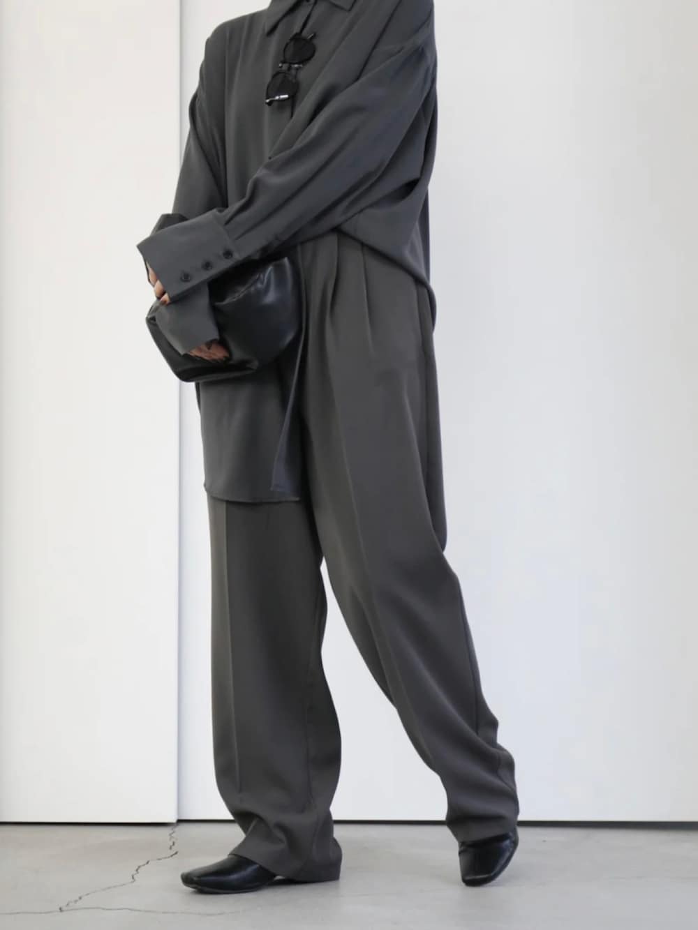 グレー系のスラックス、グレー系のシャツ/ブラウスを着用したレディースの冬コーディネートの5枚目の写真