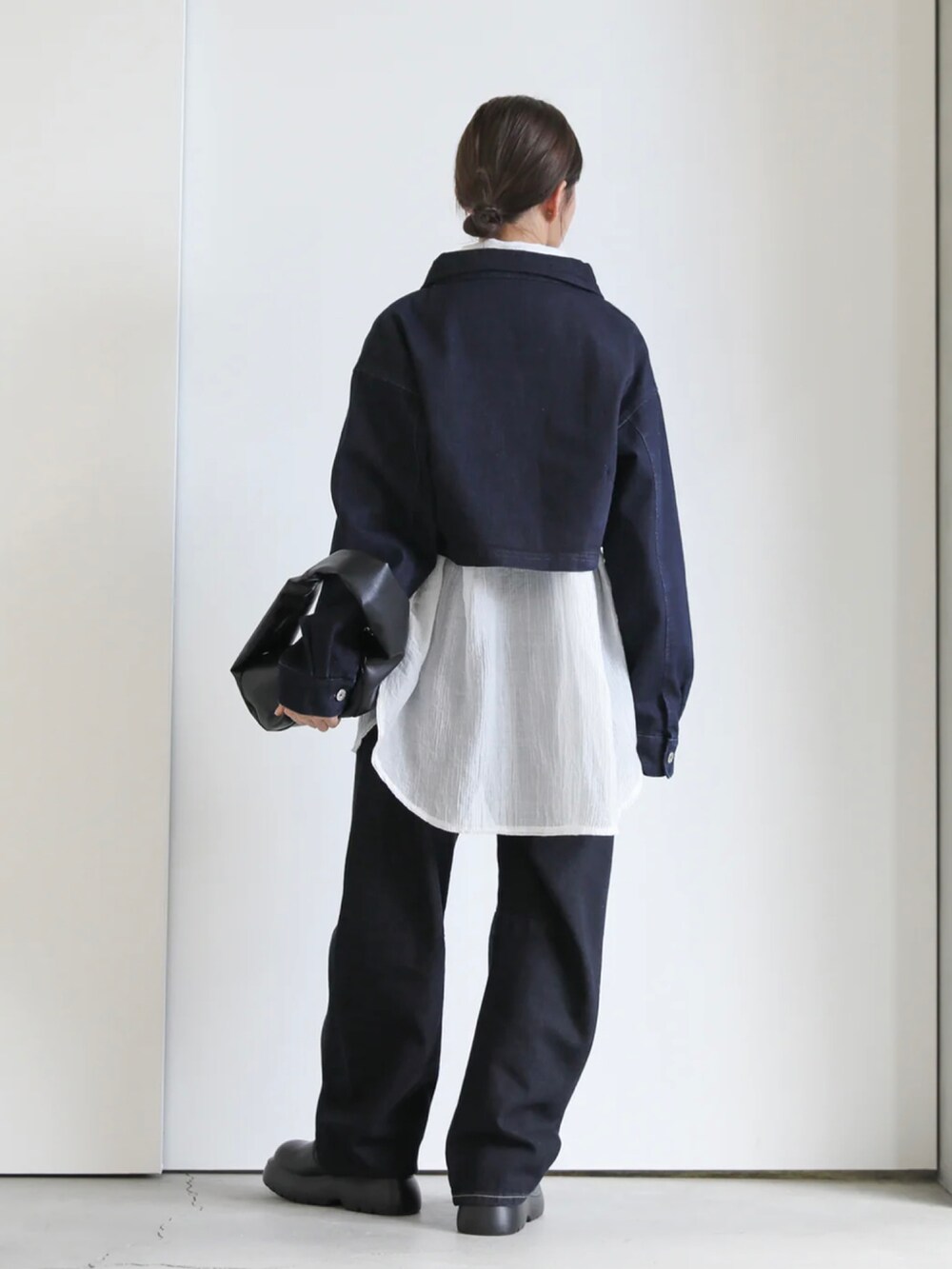 ブルー系のその他トップス、ブラック系のショルダーバッグ、ブラック系のブーツを着用したレディースの冬コーディネートの3枚目の写真