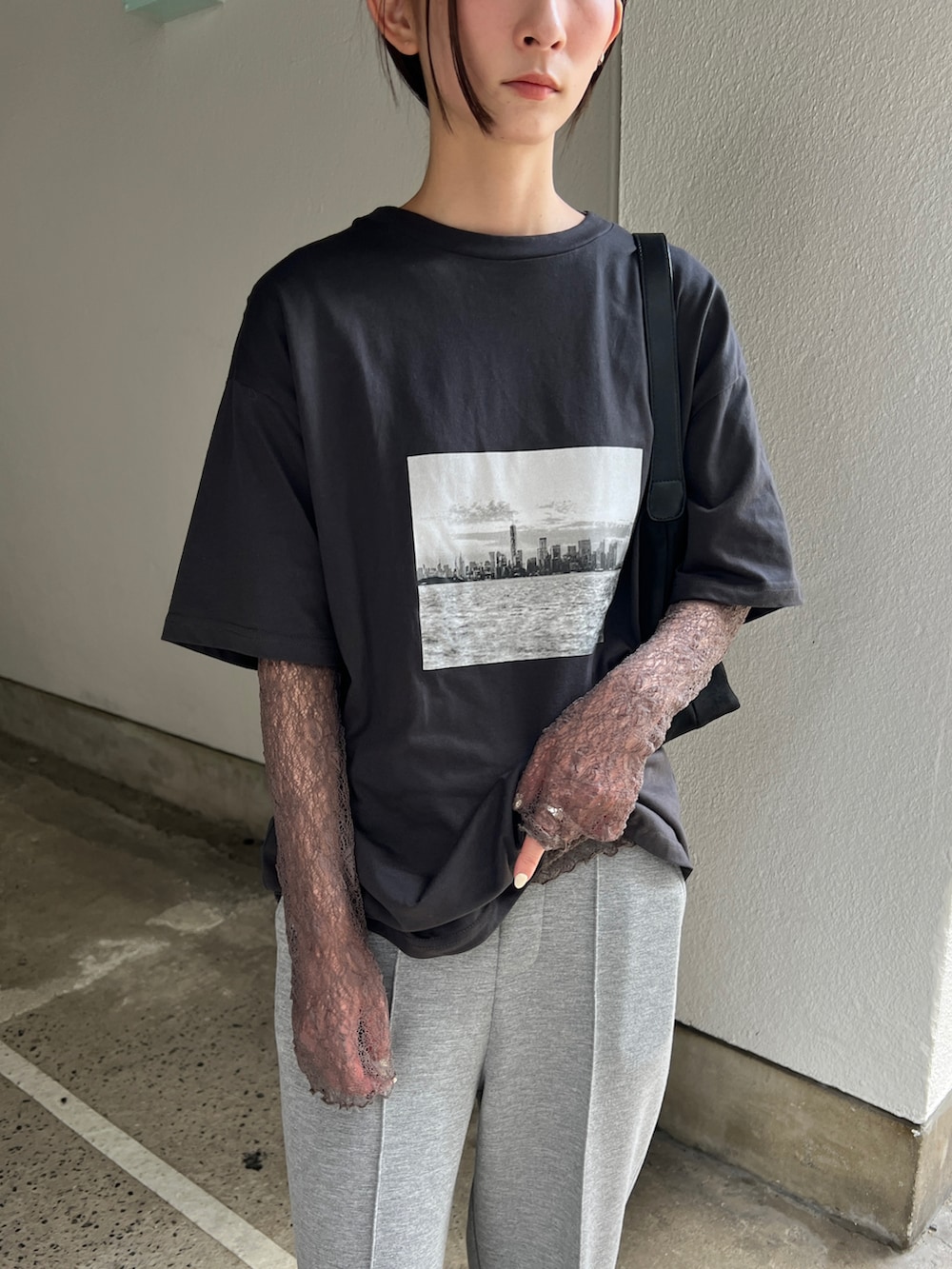 ベージュ系のシャツ/ブラウス、グレー系のTシャツ/カットソー、グレー系のその他パンツを着用したレディースの秋コーディネートの3枚目の写真