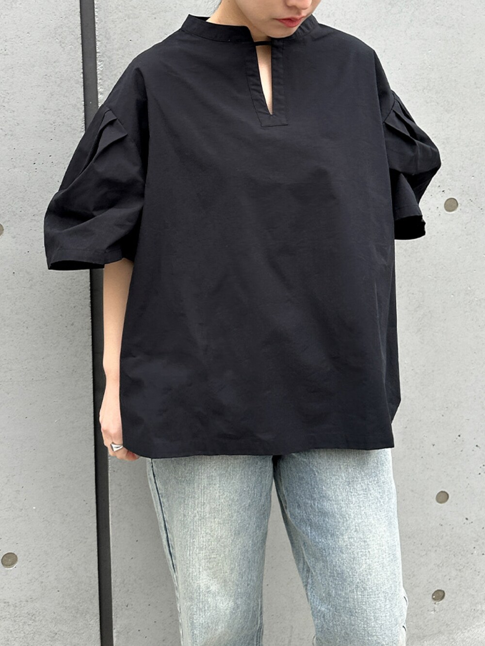 「デニム、デニムパンツ、デニムコーデ、シャツスタイル、ブラウス、ブラウス×デニム、大人カジュアル、シンプルコーデ、シンプルスタイル、パンツスタイル、イエベ秋、骨格ウェーブ」｜「select MOCA by sonのタックスリーブスモックシャツ（シャツ/ブラウス、ブラック系）」を使った、SELECT MOCA SNAPさん（骨格ウェーブ・レディース・162cm）の春コーディネートの2枚目の写真